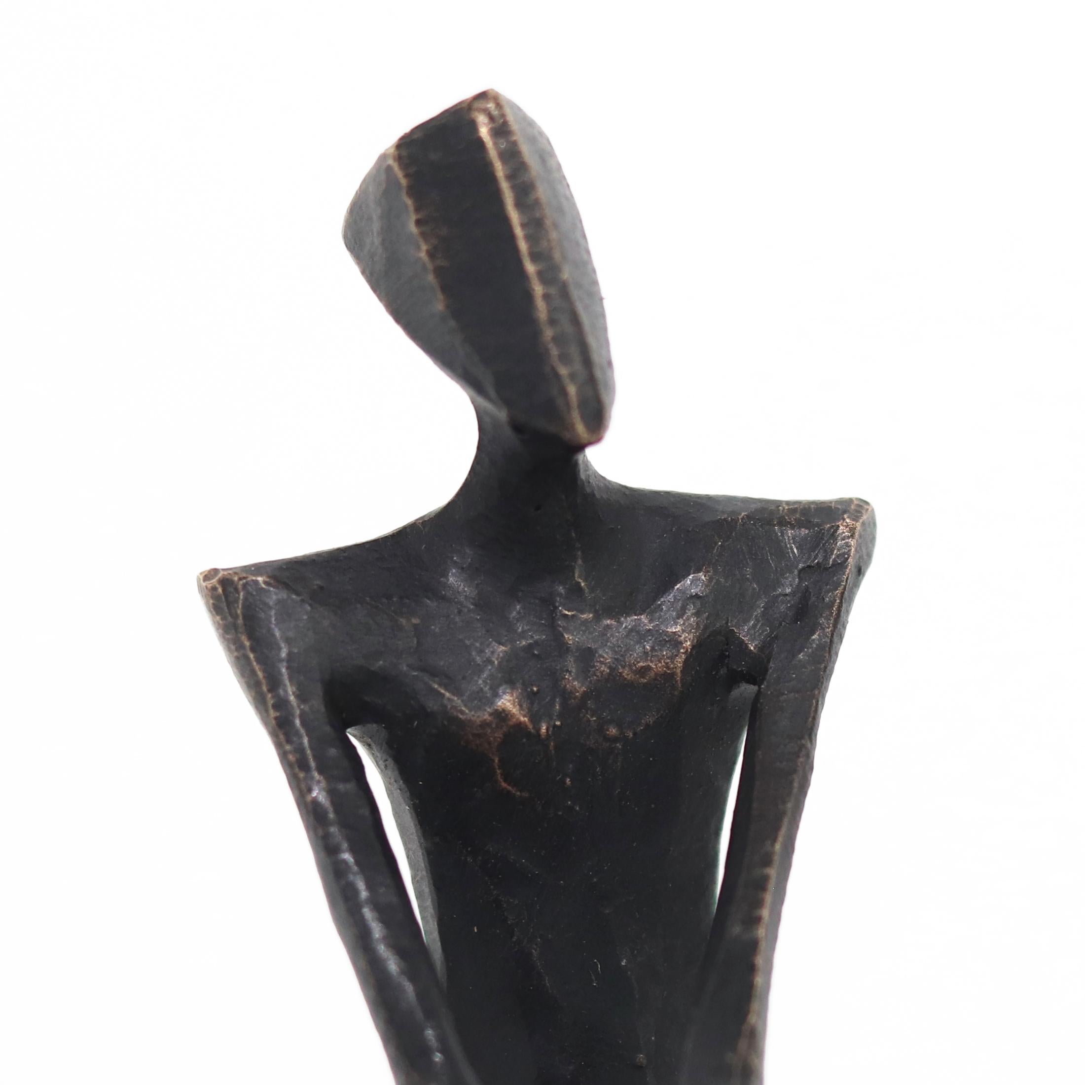 José  - Einzigartige männliche kubistische sitzende Figur Original Bronze-Skulptur im Angebot 2