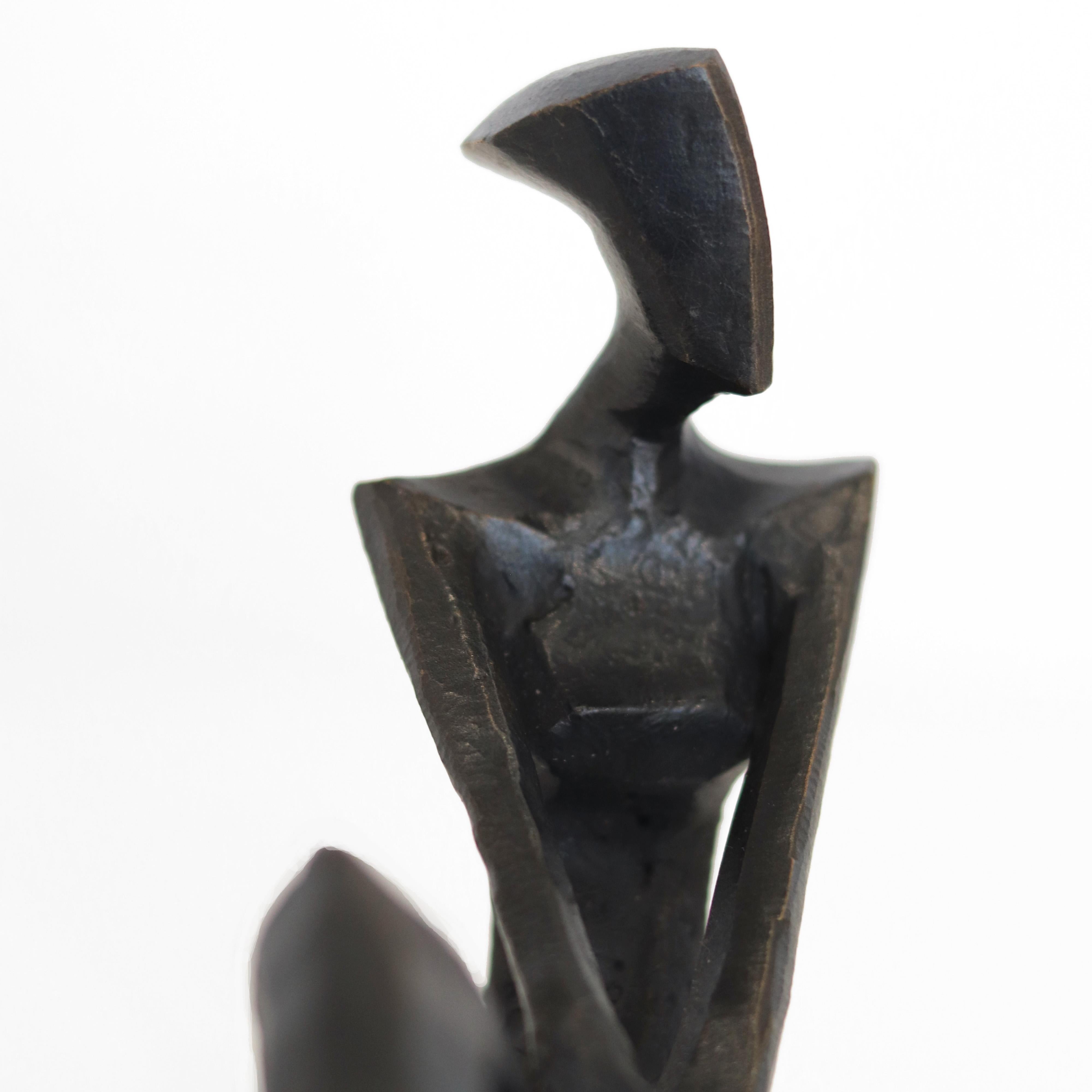 Josie, élégante sculpture figurative originale en bronze - Abstrait Sculpture par Nando Kallweit