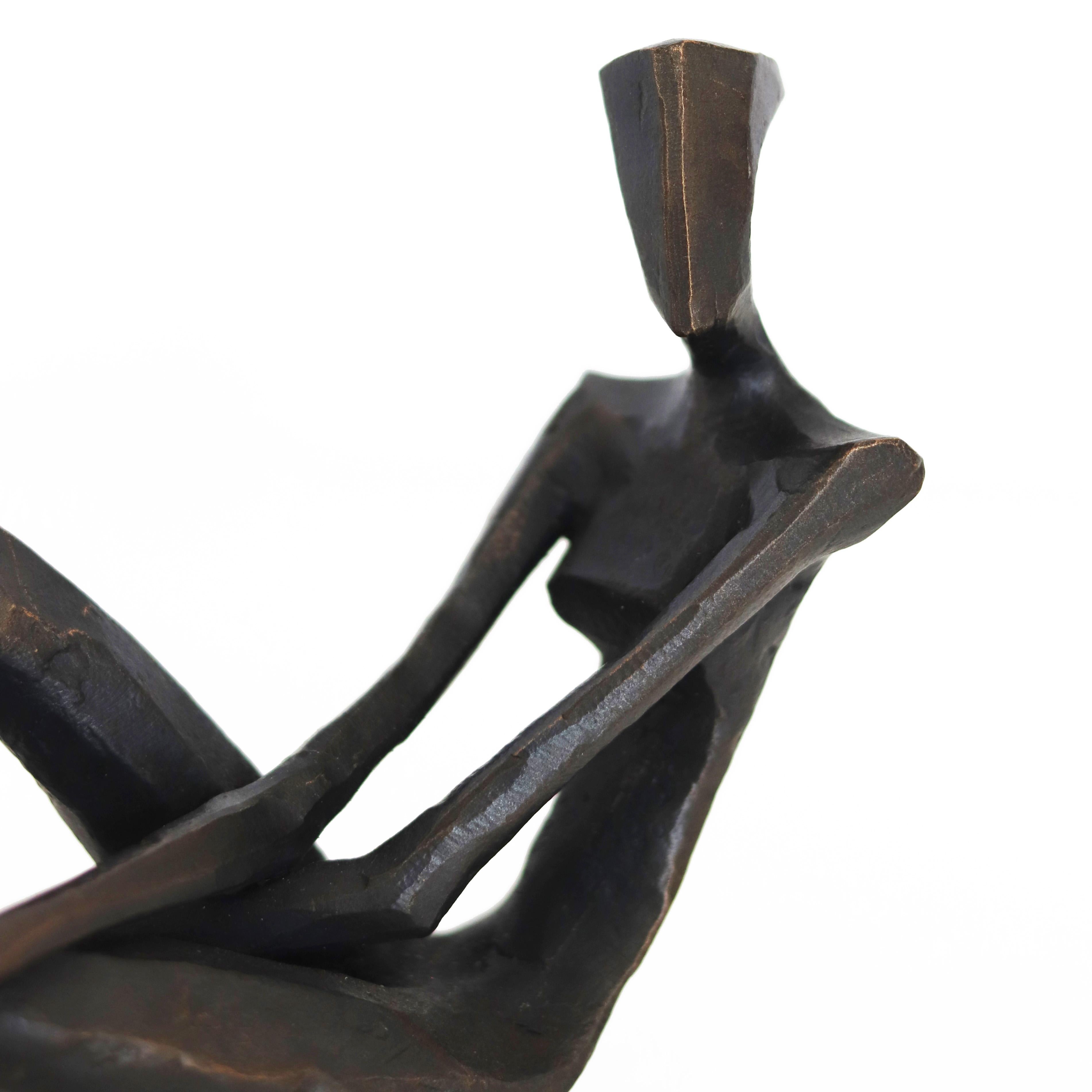 Josie, élégante sculpture figurative originale en bronze en vente 1
