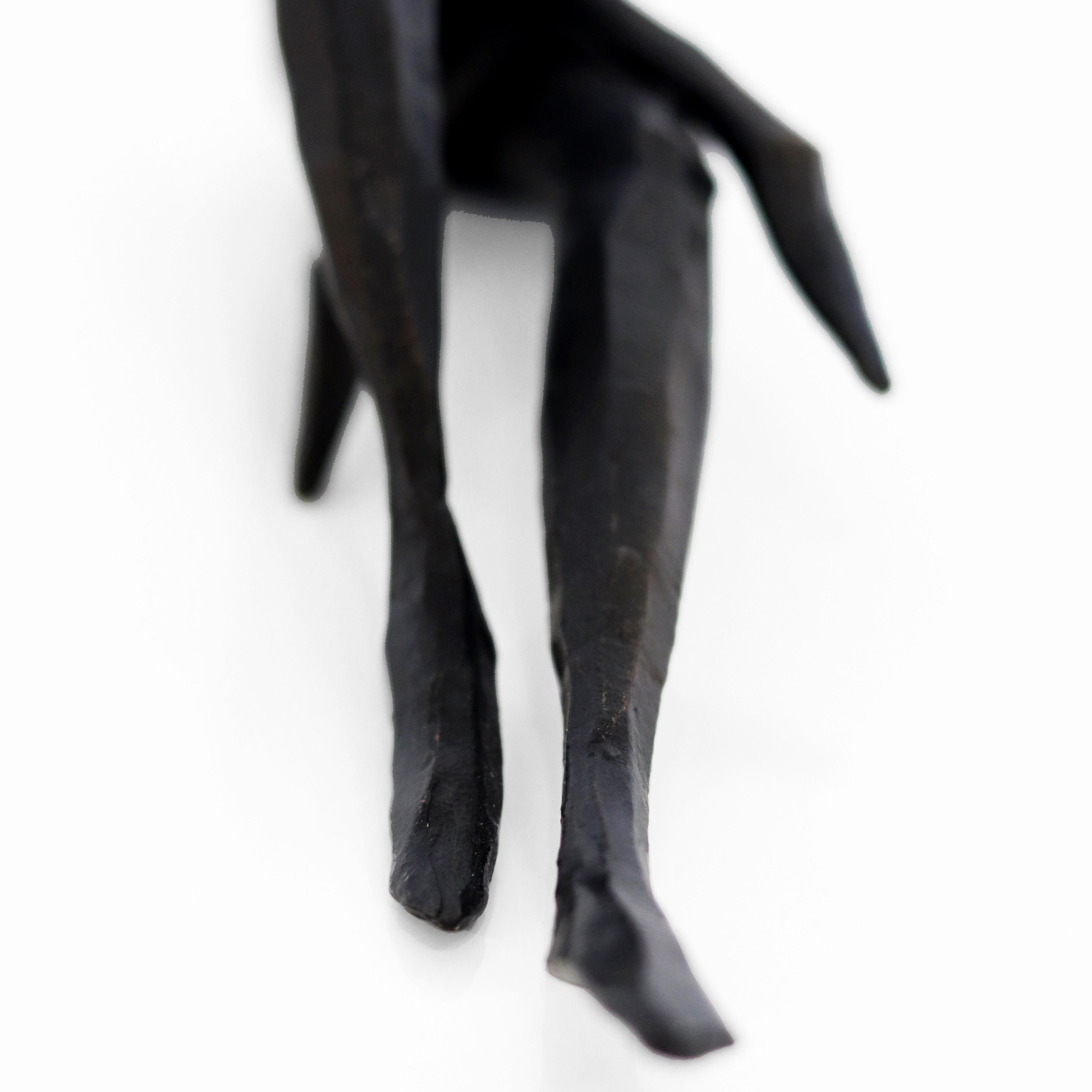 Josie, élégante sculpture figurative originale en bronze en vente 5