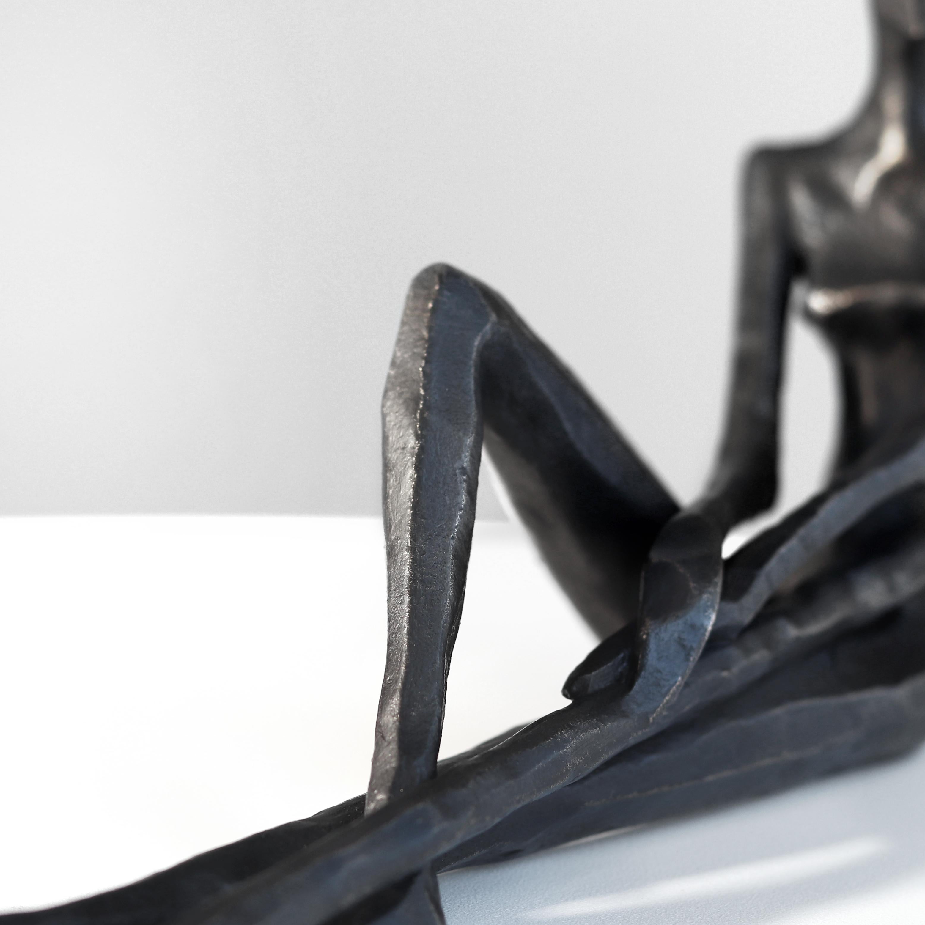 Juliana II (7/25) - Original zeitgenössische figurative abstrakte Bronzeskulptur (Zeitgenössisch), Sculpture, von Nando Kallweit