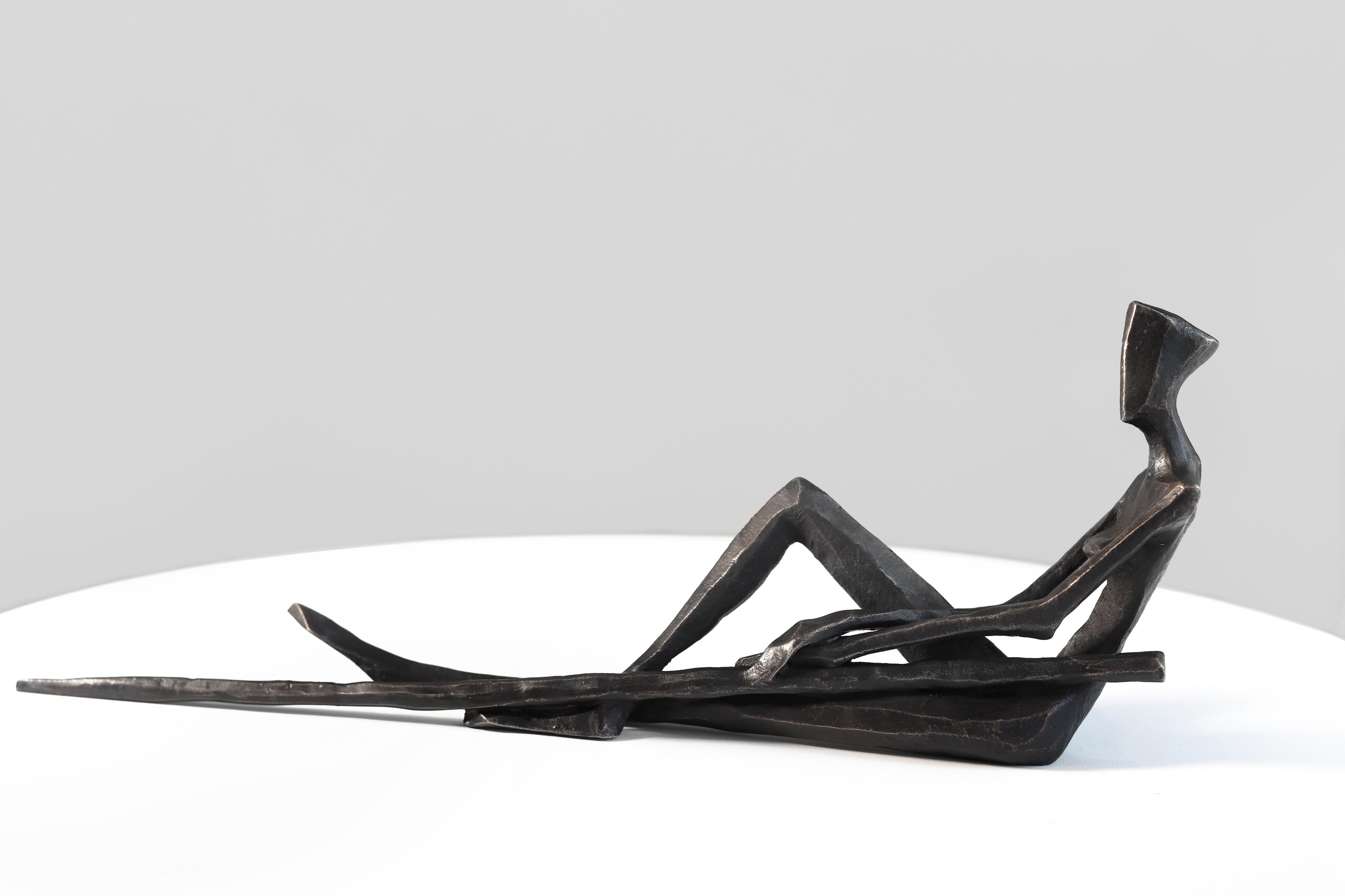 Juliana II (7/25) - Original zeitgenössische figurative abstrakte Bronzeskulptur (Gold), Abstract Sculpture, von Nando Kallweit