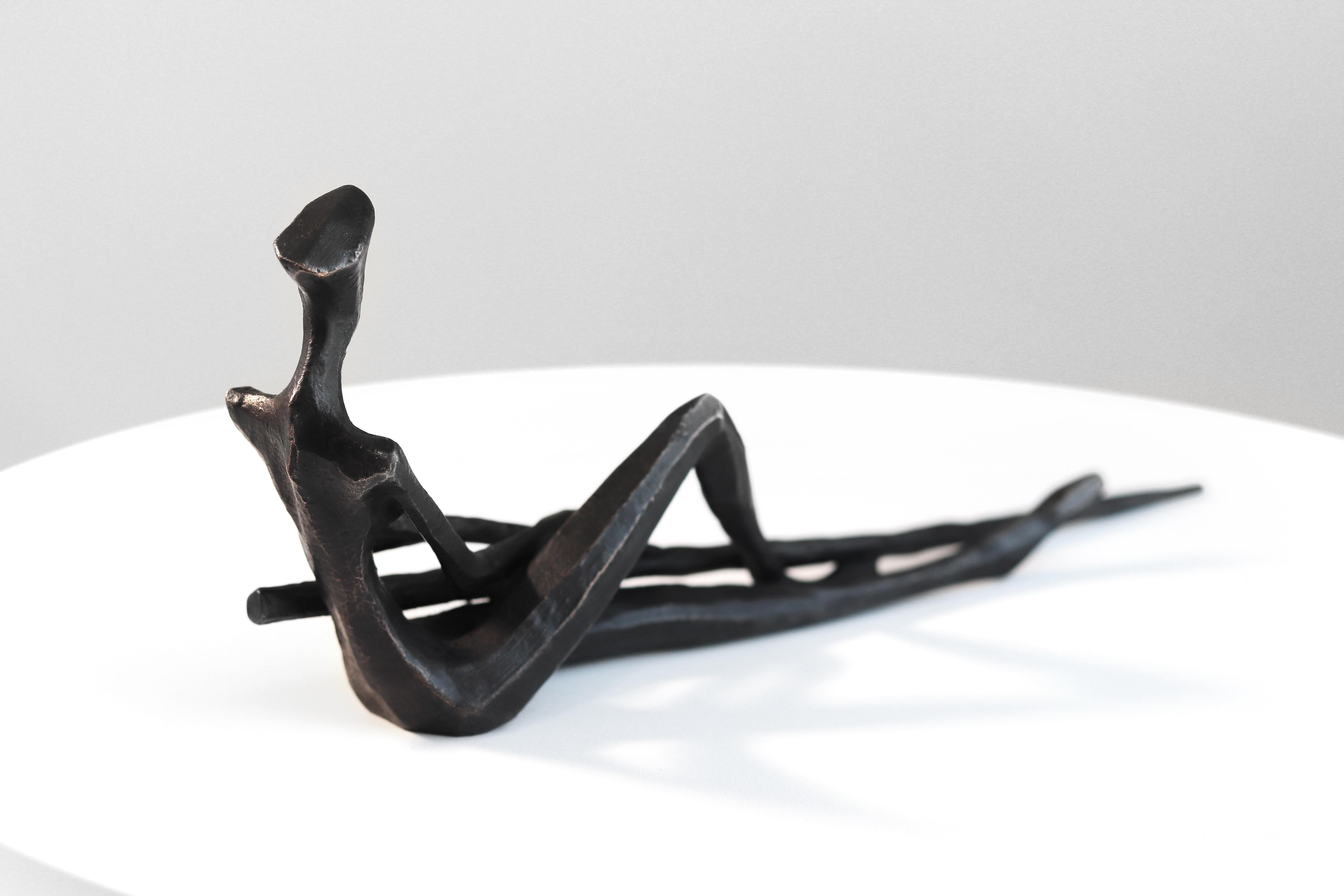Der deutsche Bildhauer Nando Kallweit fertigt figurative Bronzeskulpturen und -reliefs mit aquilinearer und anmutiger moderner Ausstrahlung. Kallweit lässt sich von scheinbar disparaten Kulturen inspirieren: von der Kraft altägyptischer Skulpturen,