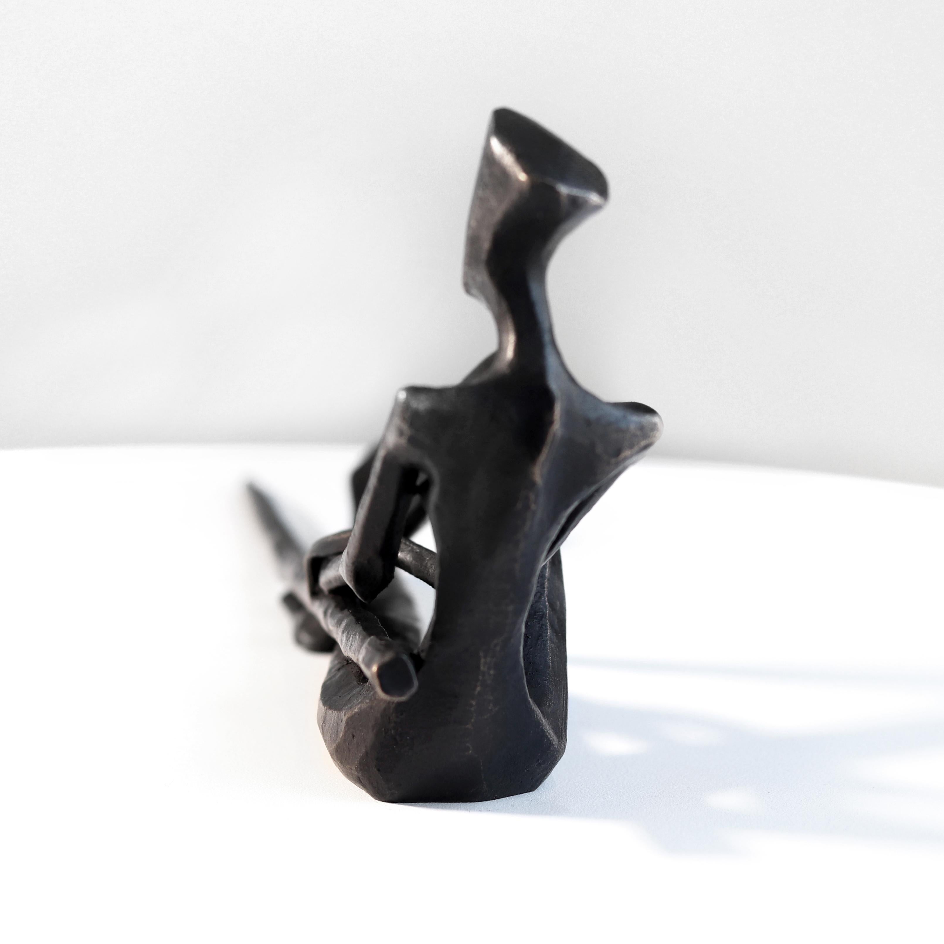 Juliana II (7/25) - Original zeitgenössische figurative abstrakte Bronzeskulptur im Angebot 3