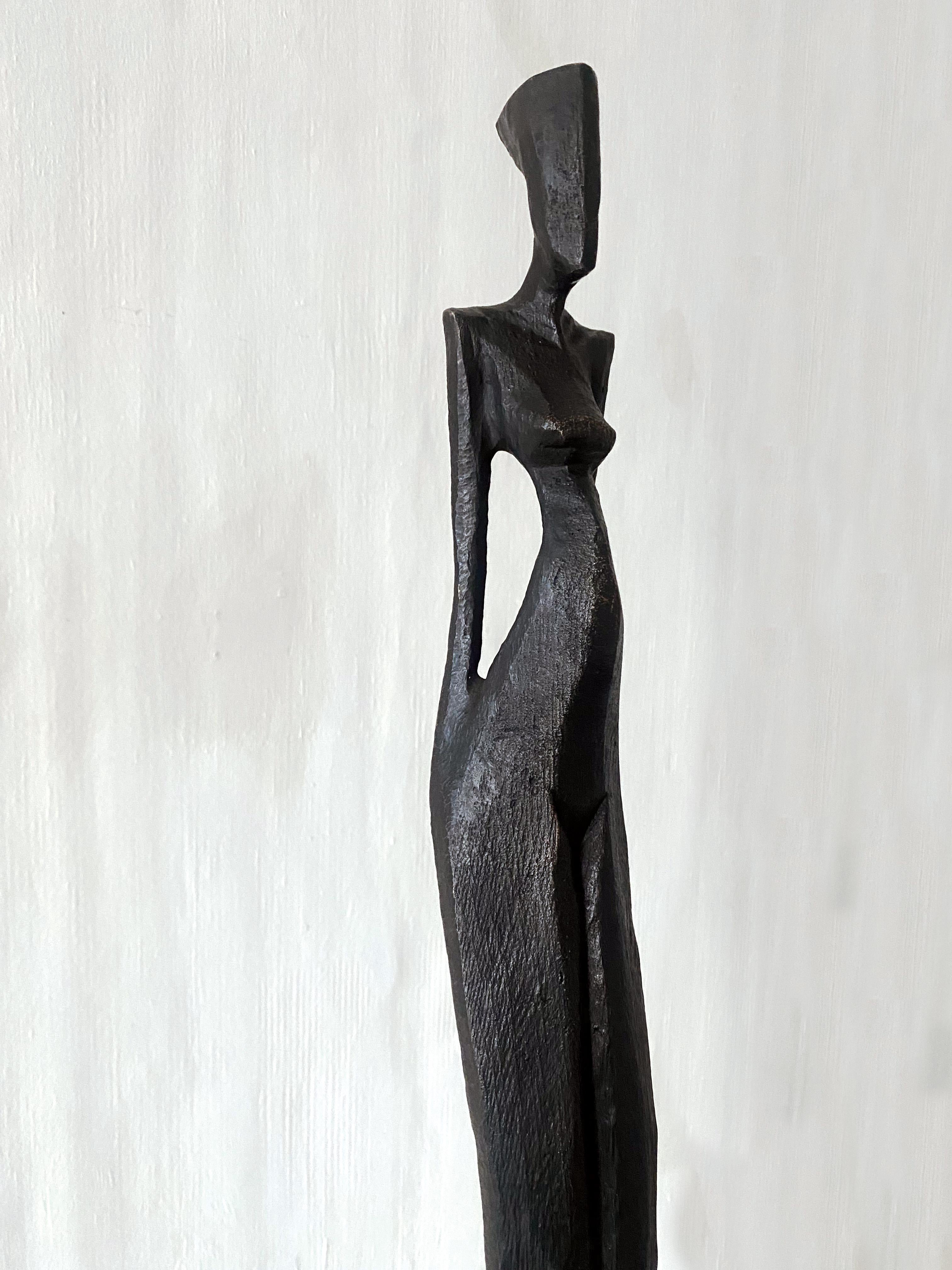 Kathy par Nando Kallweit. Elegante sculpture en bronze d'une figure humaine féminine. en vente 3