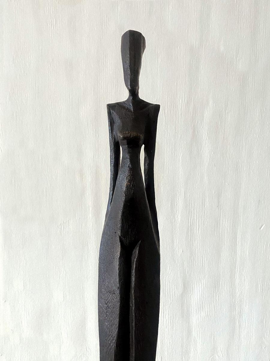 Kathy est une élégante sculpture figurative en bronze de Nando Kallweit.

Cette sculpture saisissante représente une figure féminine nue, élancée et allongée, qui respire l'élégance et l'introspection. La forme minimaliste du bronze lui confère une