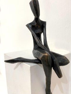 Kayla by Nando Kallweit. Elegant figurative sculpture.