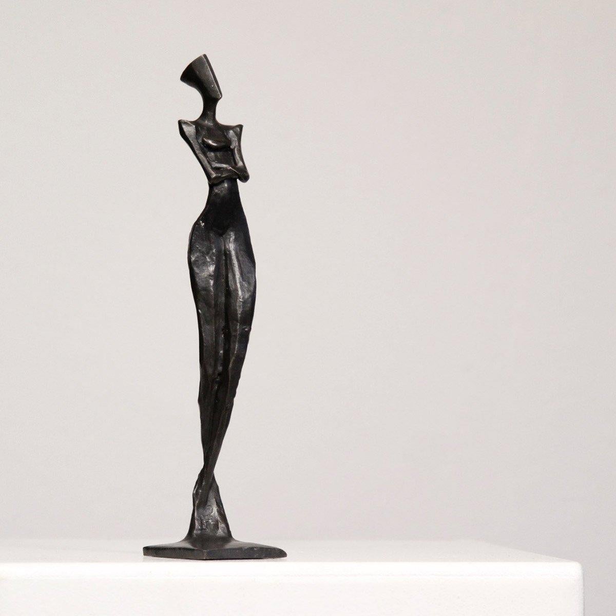 Lena von Nando Kallweit 
Elegante Bronzeskulptur der weiblichen Figur
Auflage von 25 Stück

Abmessungen: 20cm x 4cm x 5cm