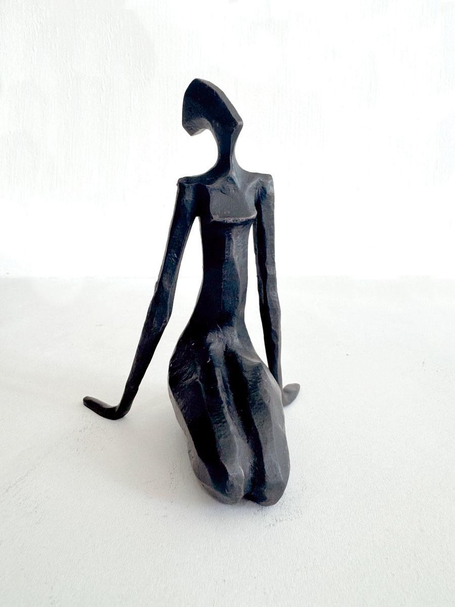 Lisette se dresse, dévoilant une silhouette gracieuse et élancée. Sa silhouette allie force et vulnérabilité. Sa posture est à la fois fière et pensive. 

Il s'inspire des postures modernes de la jeunesse tout en faisant un clin d'œil à l'importance