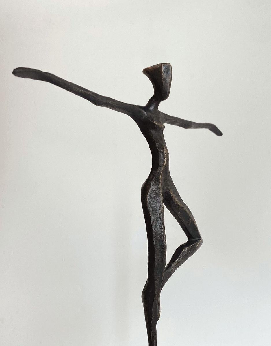 Maddison de Nando Kallweit.  Sculpture figurative élégante. en vente 2