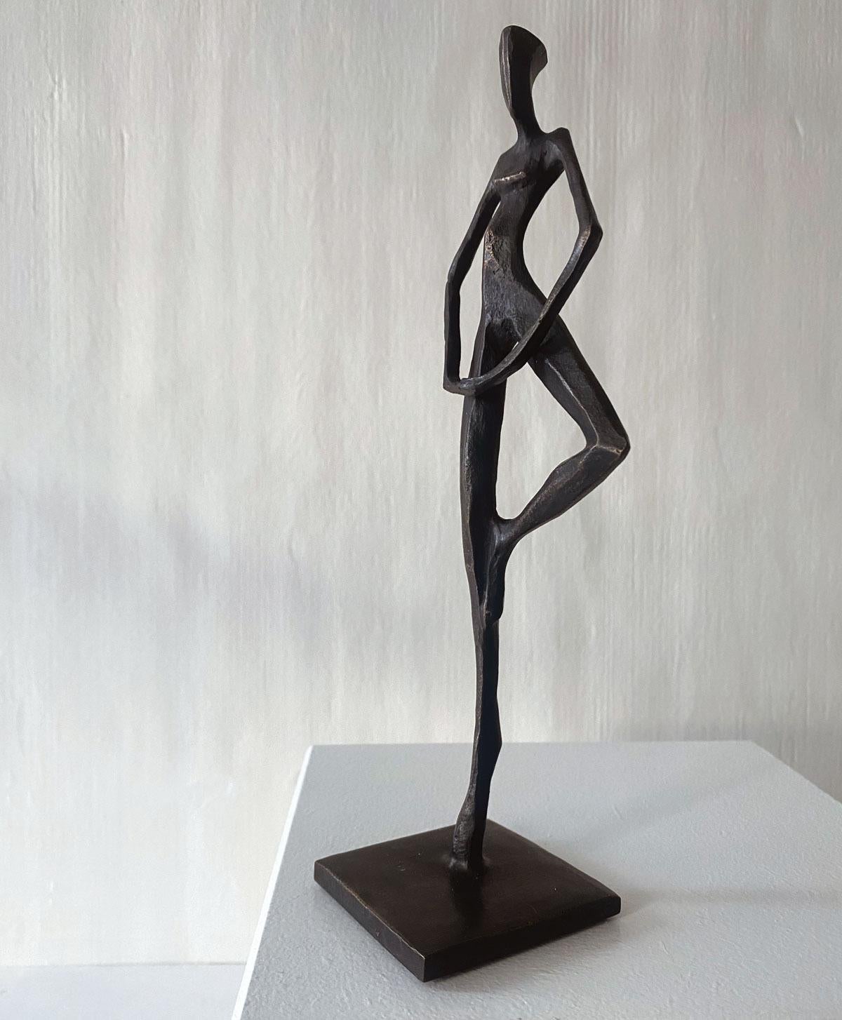 Maddison by Nando Kallweit.  Elegant figurative sculpture. For Sale 4