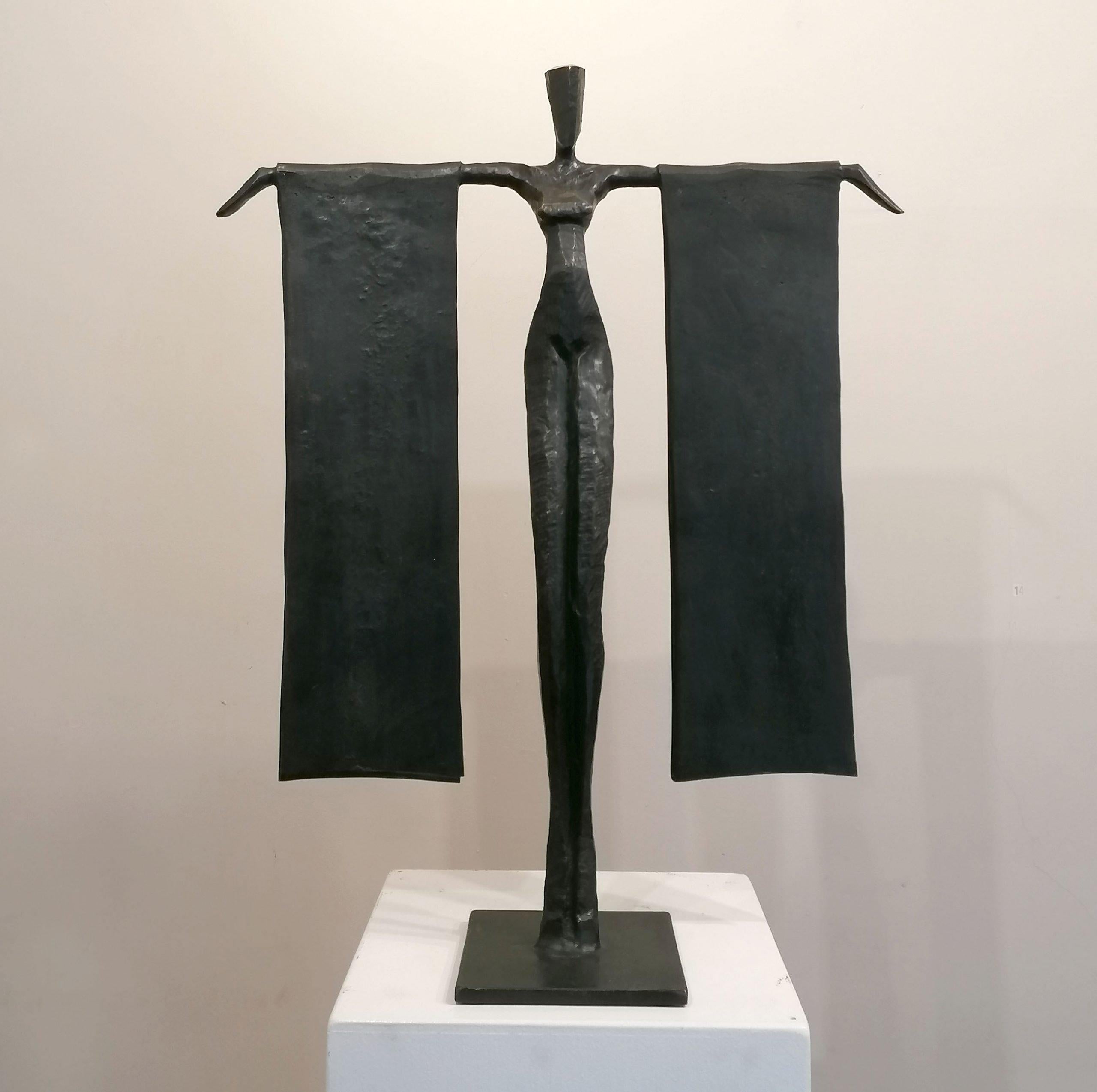 Magdalena II is an elegant figurative bronze sculpture by Nando Kallweit.
Tall and elongated, with throws hanging from outstretched arms, this is a beautiful piece.

Modelled on modern youthful postures but with a nod to the importance of heritage