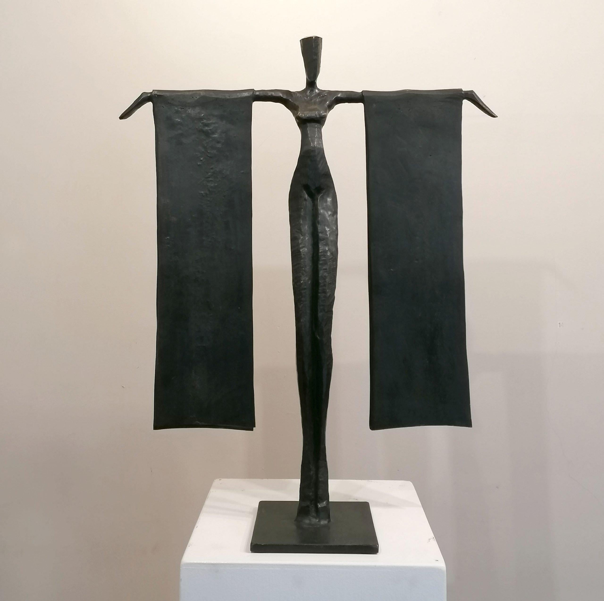 Magdalena II est une élégante sculpture figurative en bronze de Nando Kallweit.

Grande et allongée, avec des jetés suspendus aux bras tendus, cette pièce est magnifique. La silhouette élancée qui s'étire vers le haut avec une élégance gracieuse a