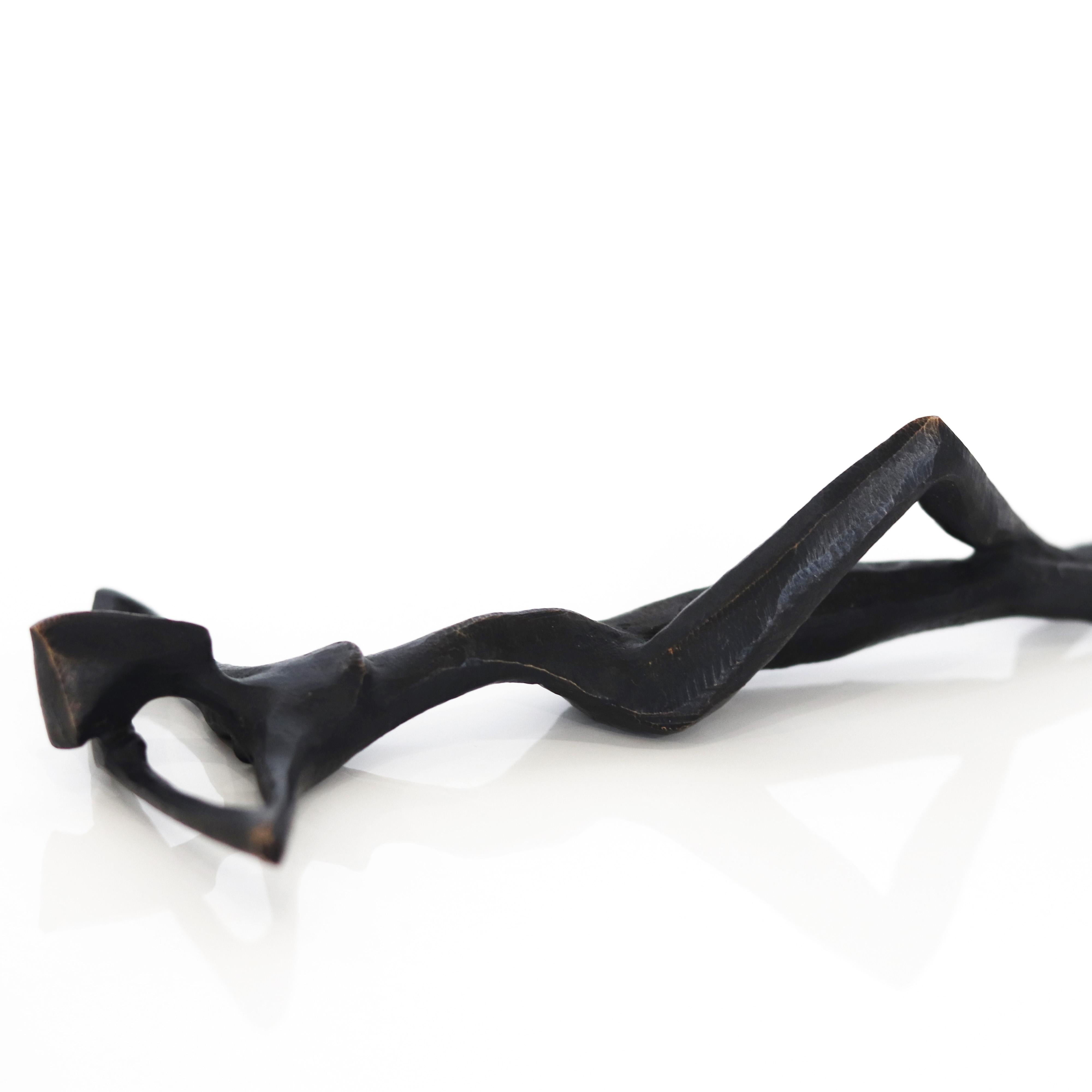 María - Pequeña escultura figurativa abstracta de bronce para estantería o mesa en venta 6
