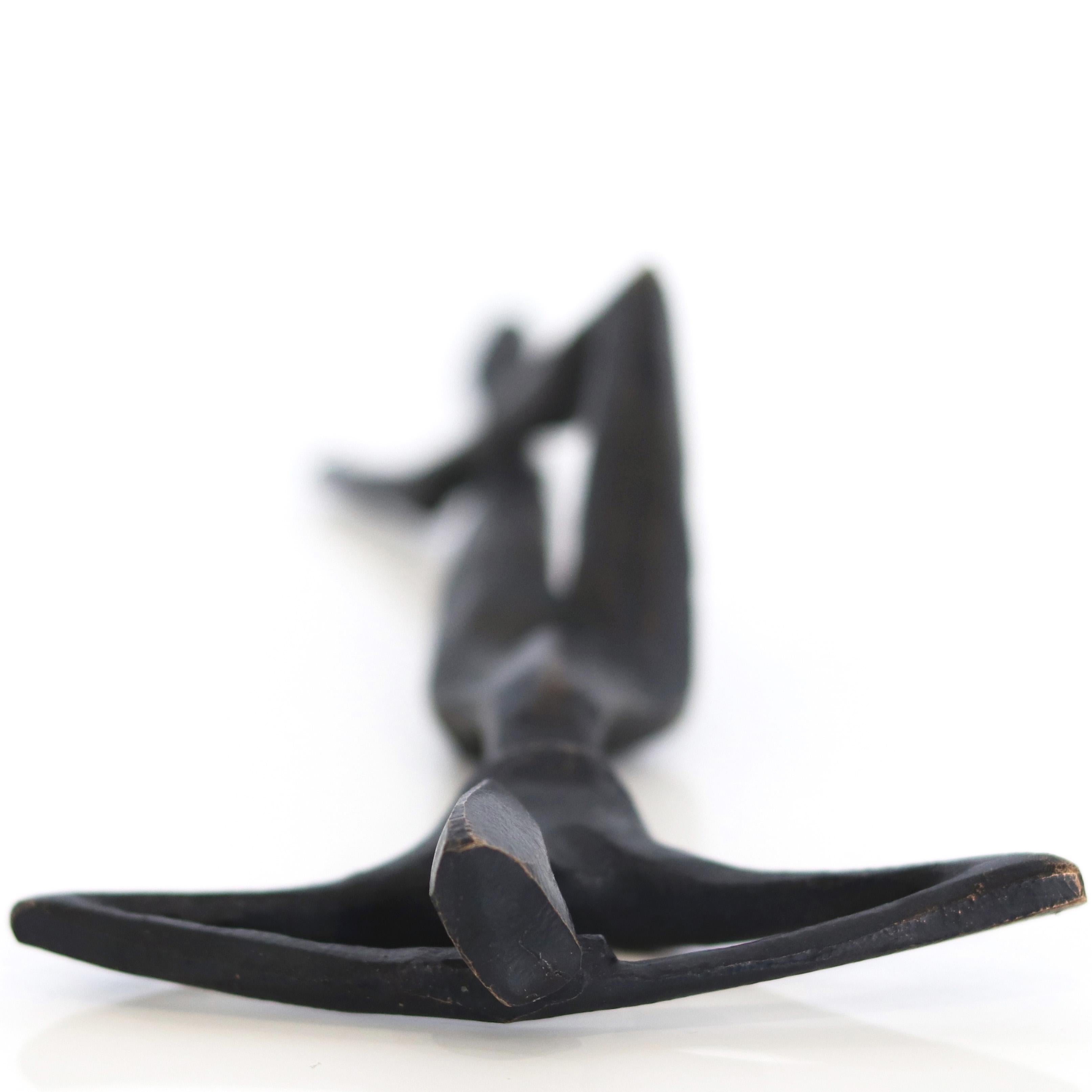 María - Pequeña escultura figurativa abstracta de bronce para estantería o mesa - Sculpture Cubista de Nando Kallweit