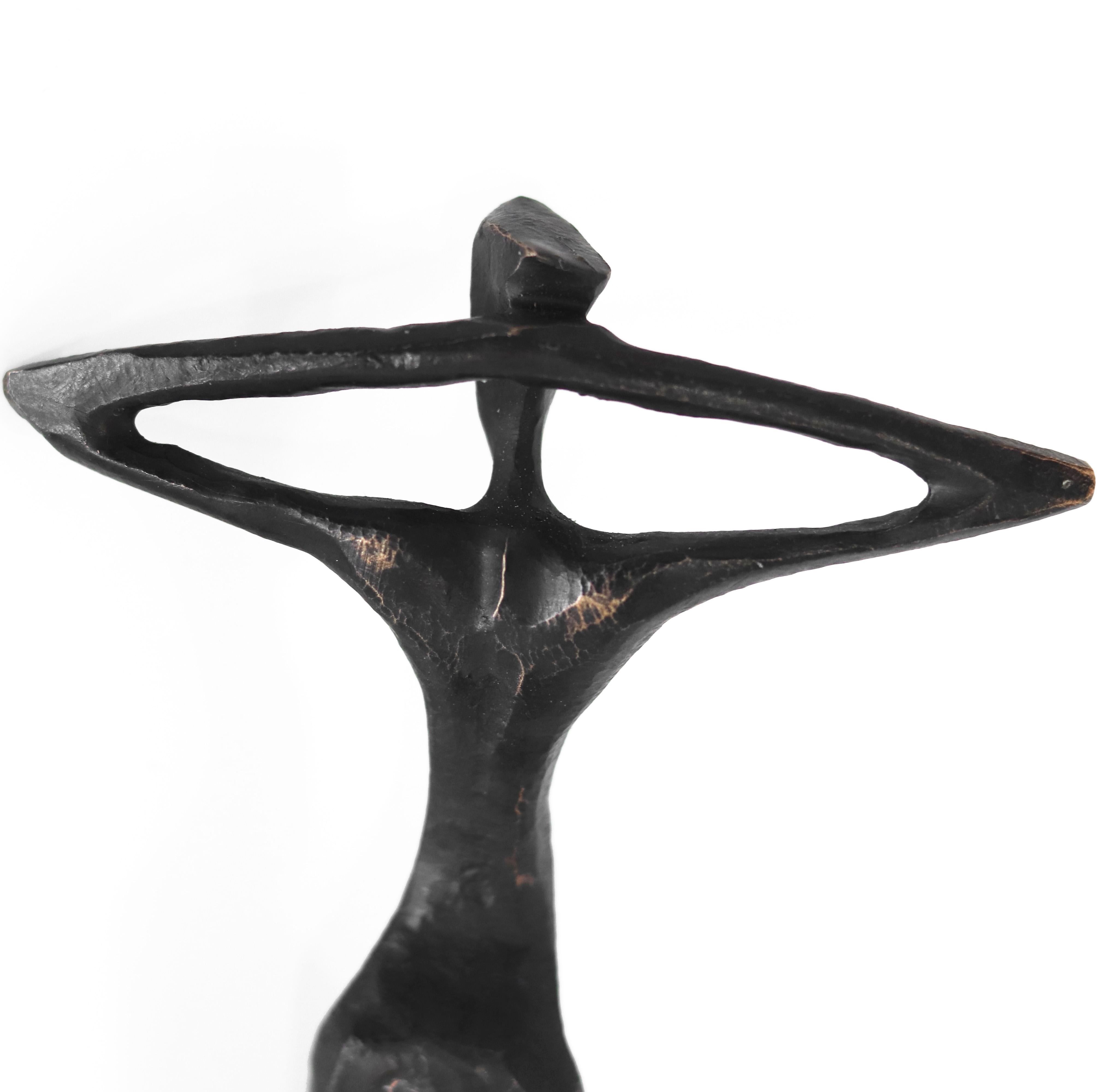 Mary, de Nando Kallweit, es una escultura contemporánea de bronce que capta la esencia de la relajación y la elegancia sin esfuerzo. La forma alargada y minimalista de la figura reclinada emana una sensación de tranquilidad, lo que la convierte en