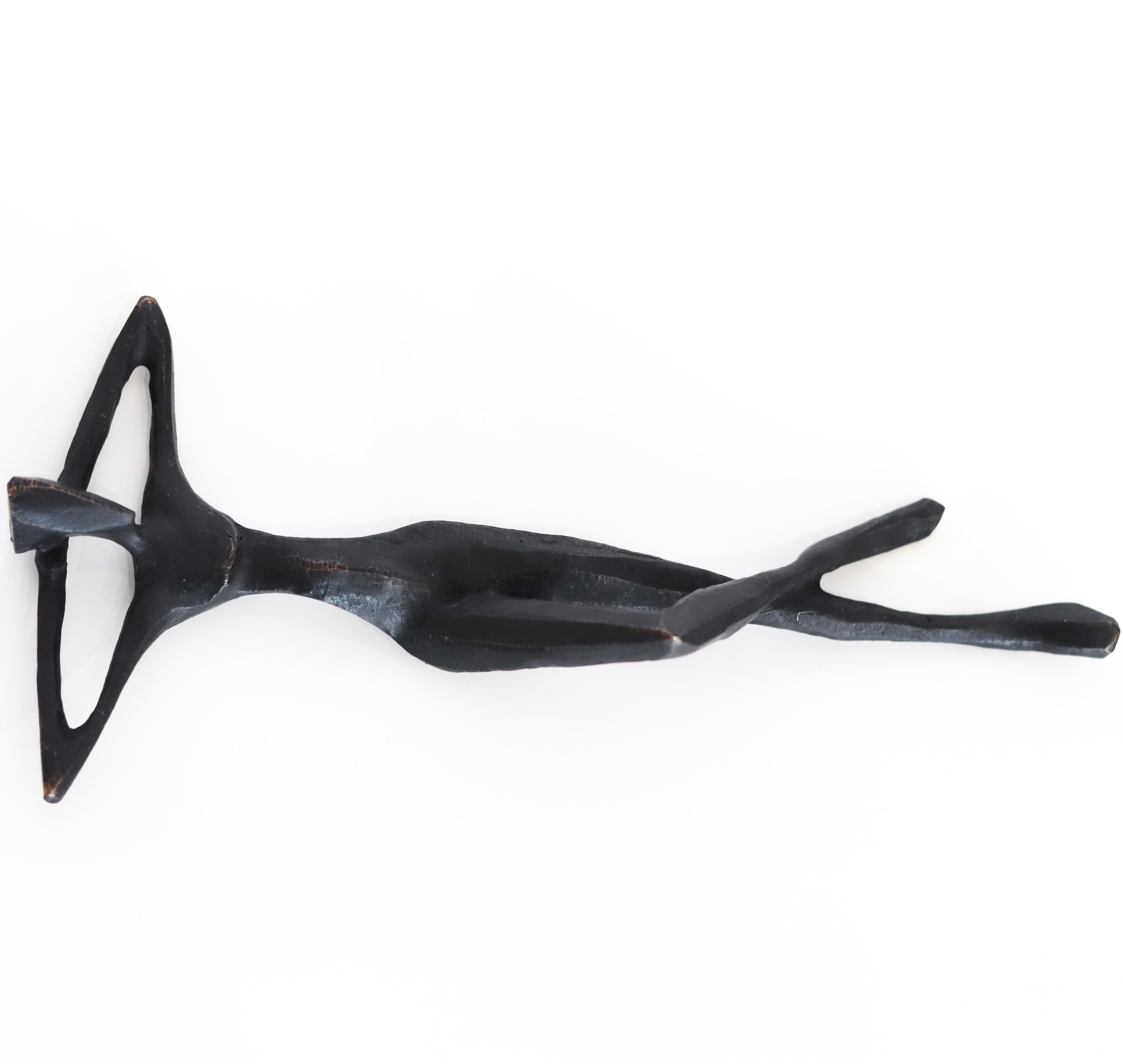 María - Pequeña escultura figurativa abstracta de bronce para estantería o mesa en venta 3