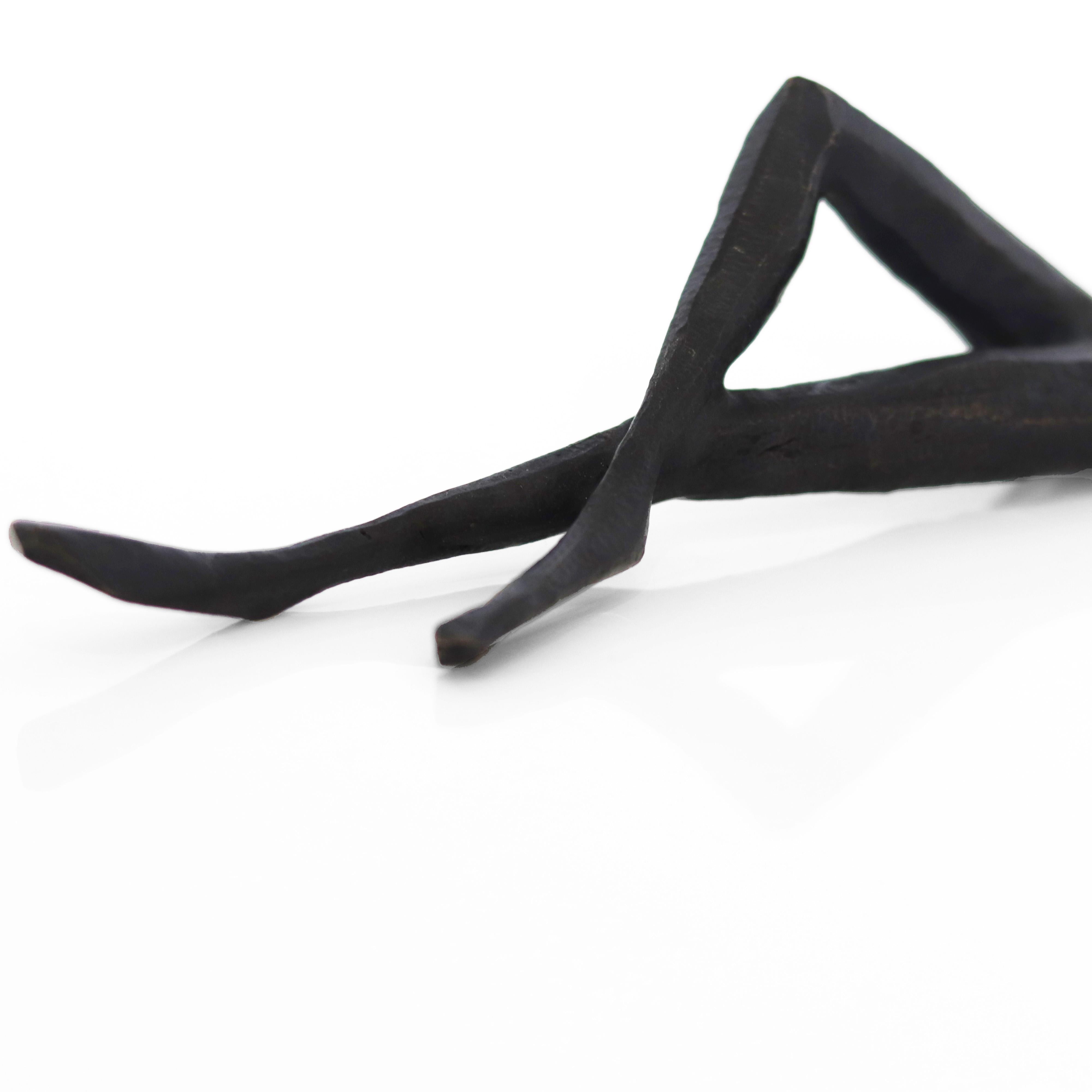 María - Pequeña escultura figurativa abstracta de bronce para estantería o mesa en venta 4