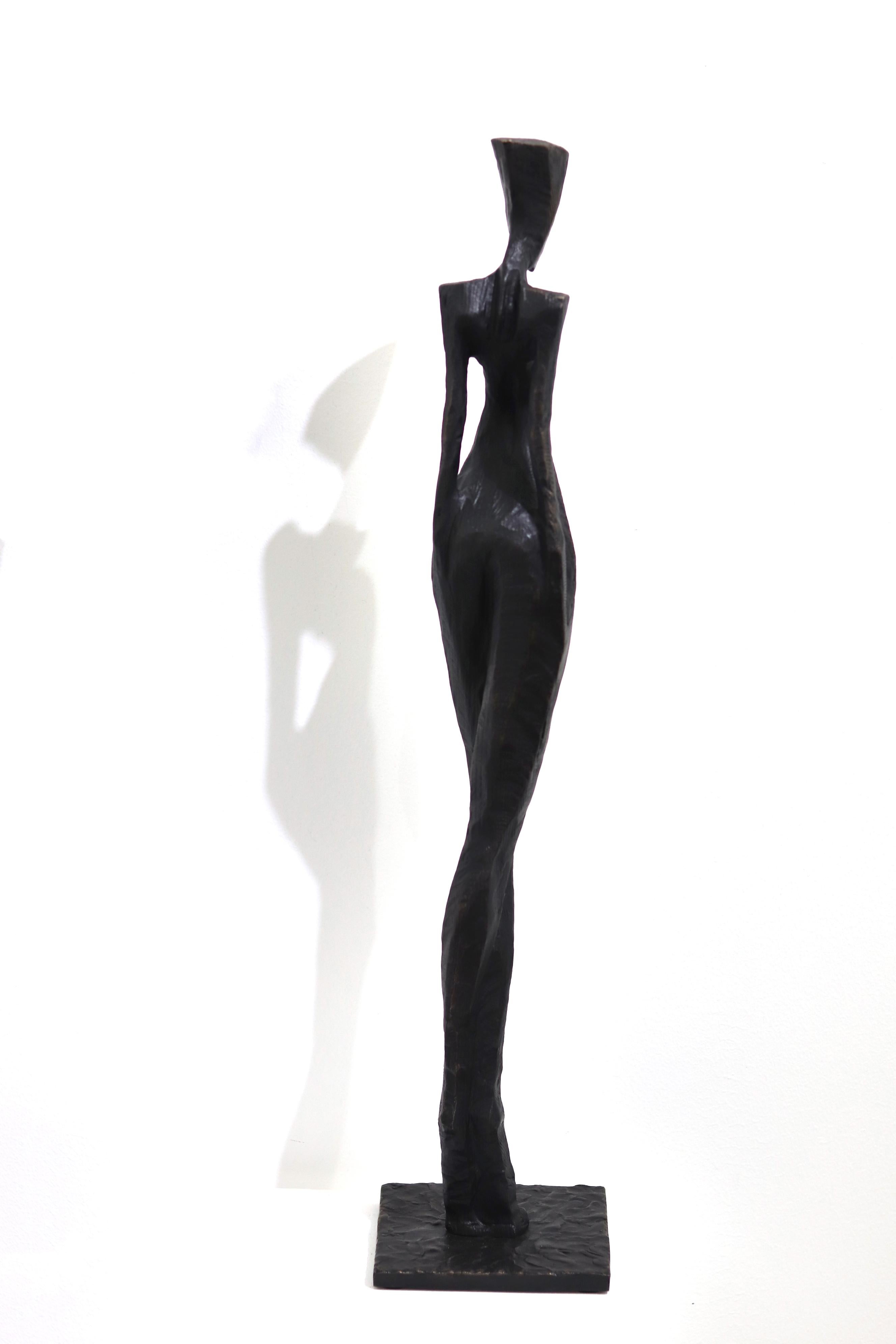 Nathalie - Große hohe figurative moderne abstrakte Skulptur aus massiver Bronze im abstrakten Kubismus (Gold), Nude Sculpture, von Nando Kallweit