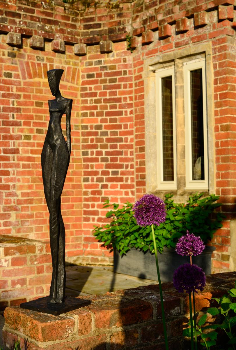 Nathalie di Nando Kallweit. Elegante scultura in bronzo in edizione limitata in vendita 1