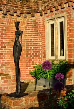 Nathalie von Nando Kallweit. Elegante Bronzeskulptur in limitierter Auflage