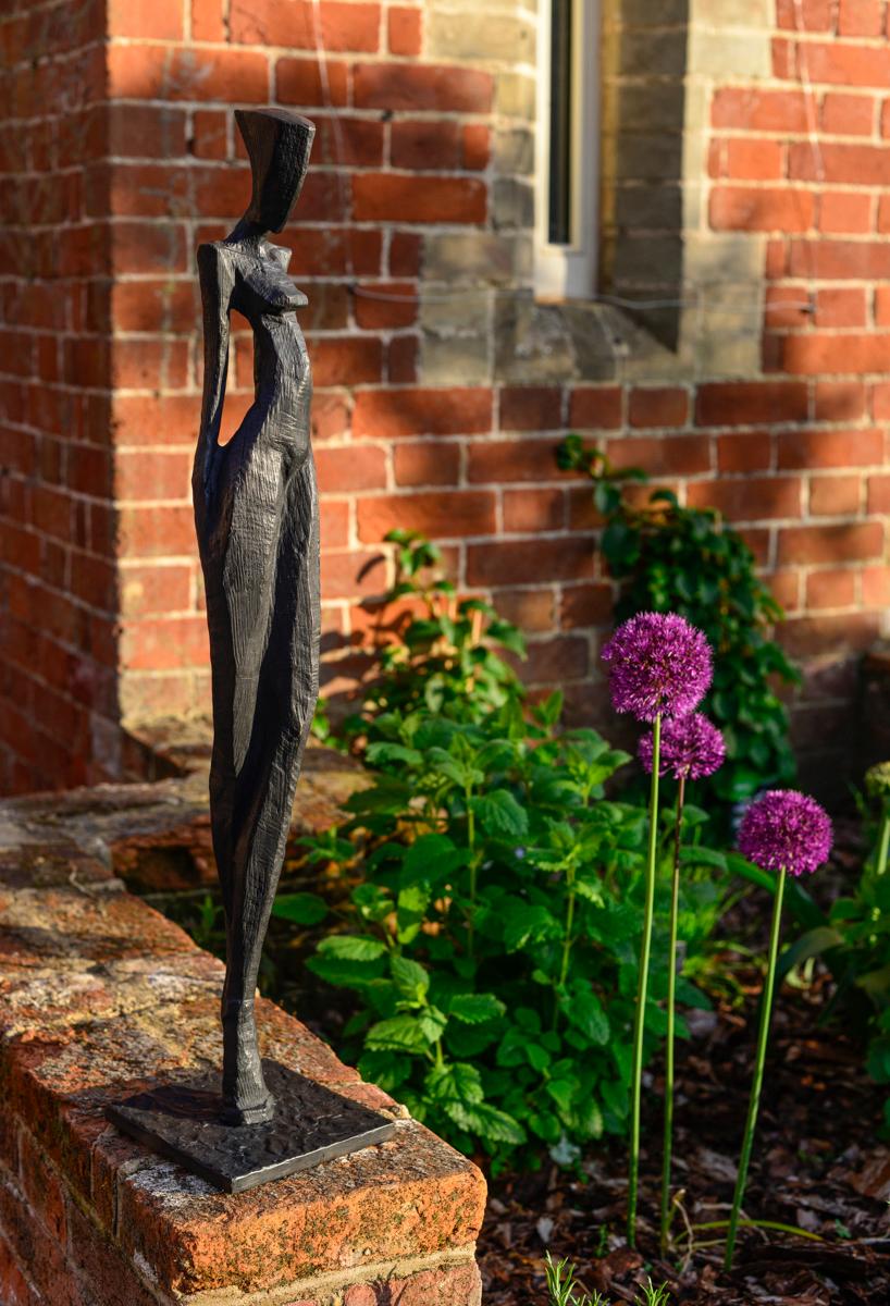 Nathalie è un'elegante scultura figurativa in bronzo di Nando Kallweit.

Nando ha intagliato il marchio della carrozzeria da un pezzo di quercia usando una piccola motosega. Il marchio viene poi utilizzato per creare la cavità per la fusione in