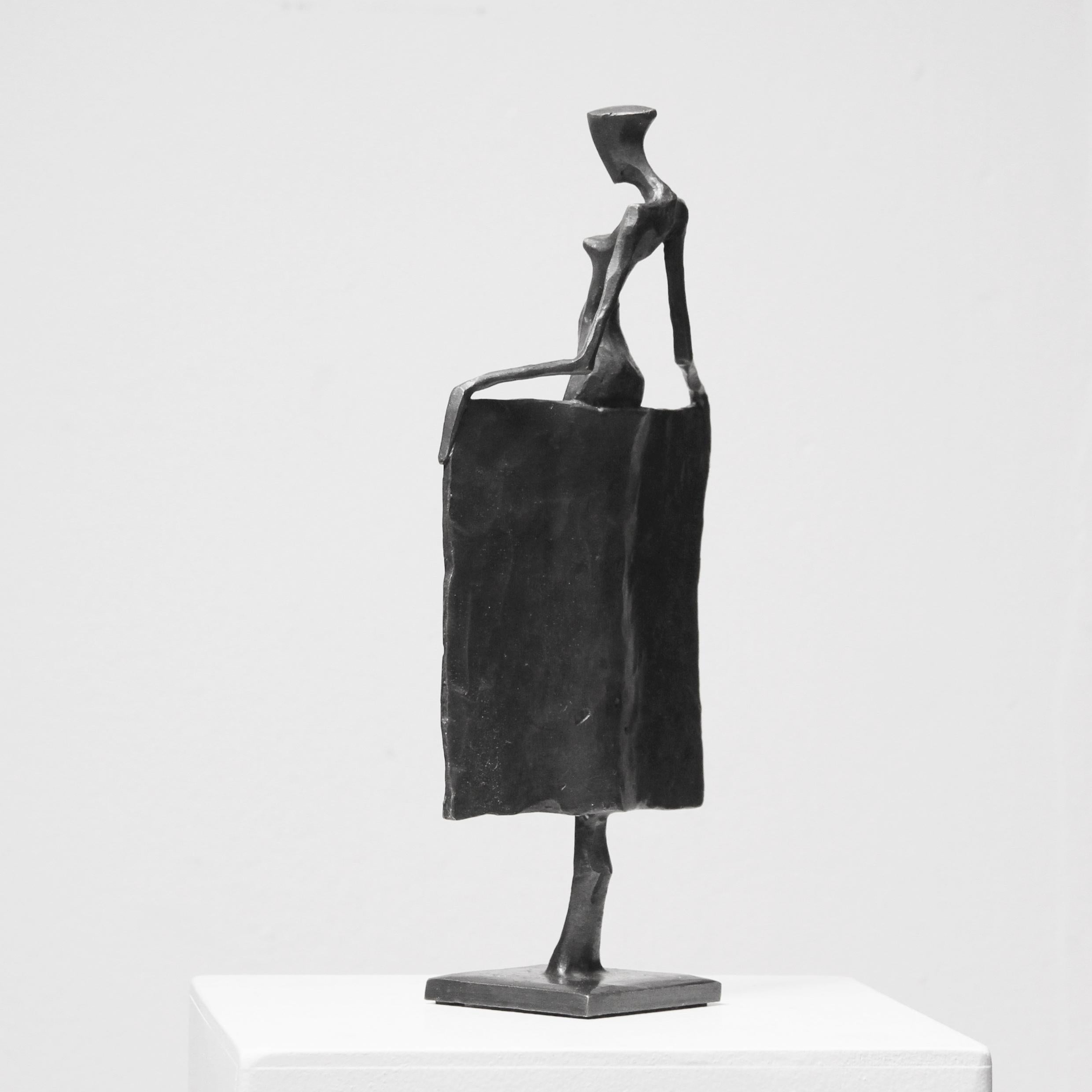 Neile de Nando Kallweit.  Une élégante sculpture figurative en bronze représentant une femme nue en vente 1