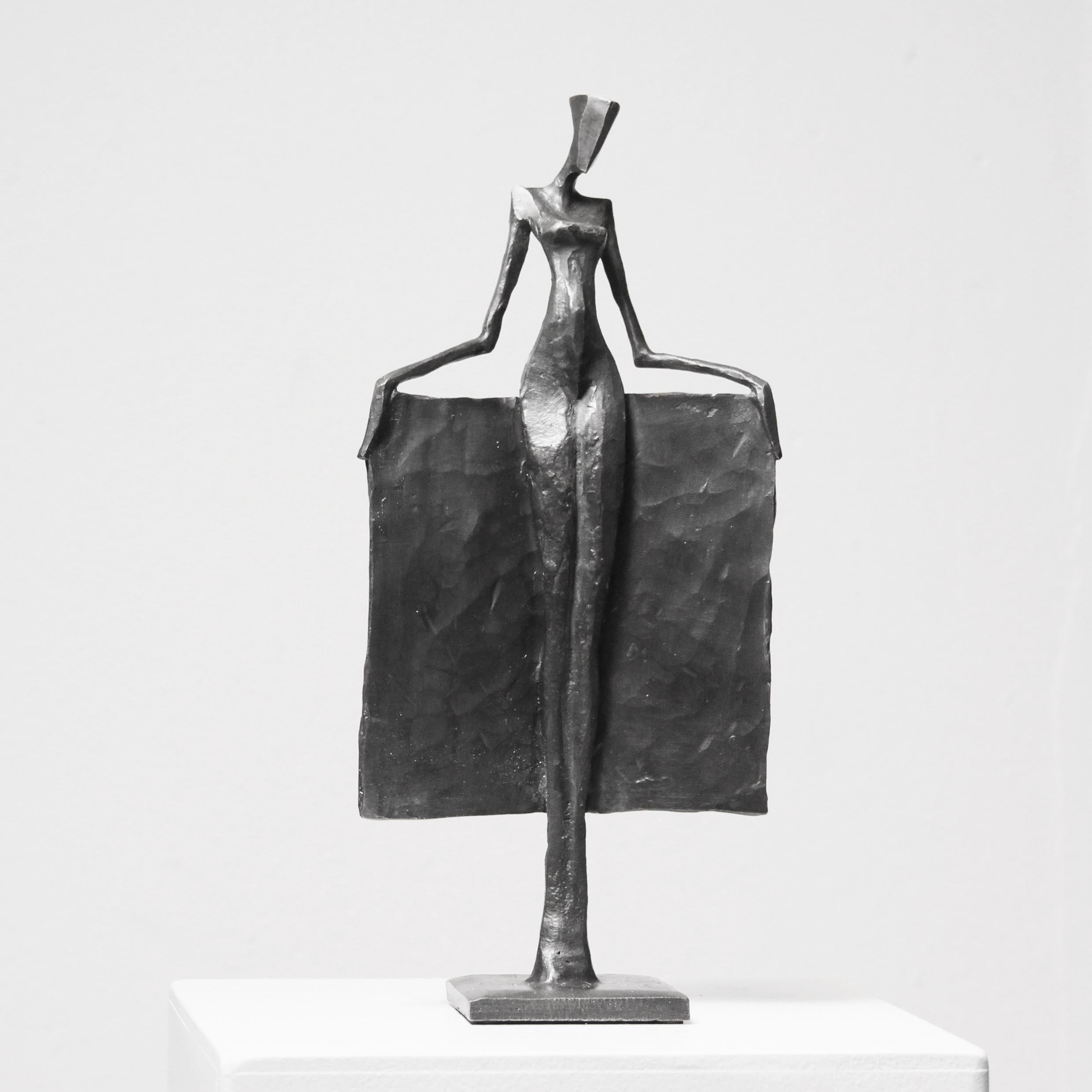 Neile is an elegant figurative bronze sculpture by Nando Kallweit.

Modelled on modern youthful postures but with a nod to the importance of heritage through the stylised Egyptian-influenced head. A lovely piece on its own or with a group of