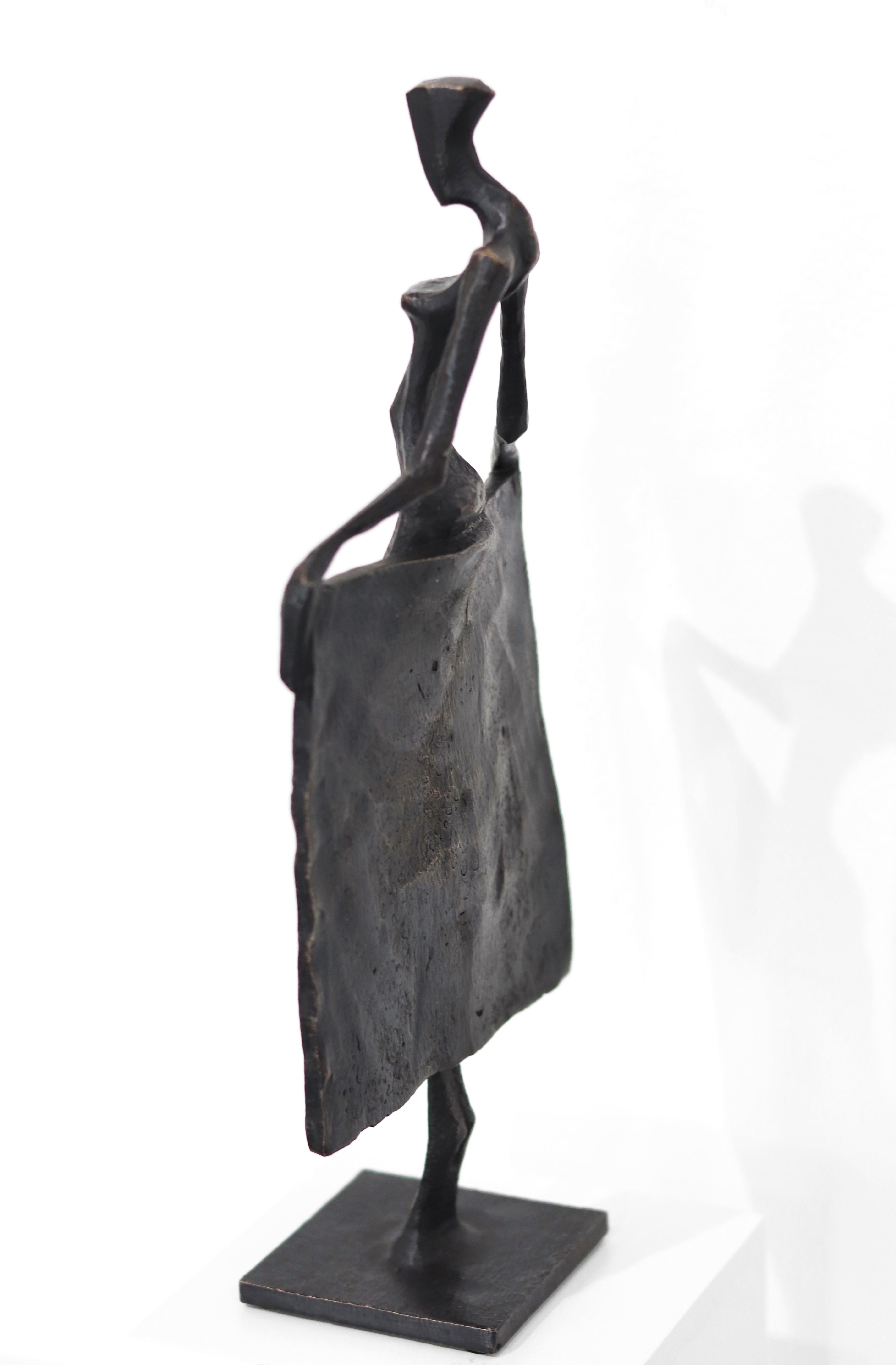 Neile  Anmutige weibliche Figur, moderne kubistische Skulptur aus massiver Bronze im Angebot 1