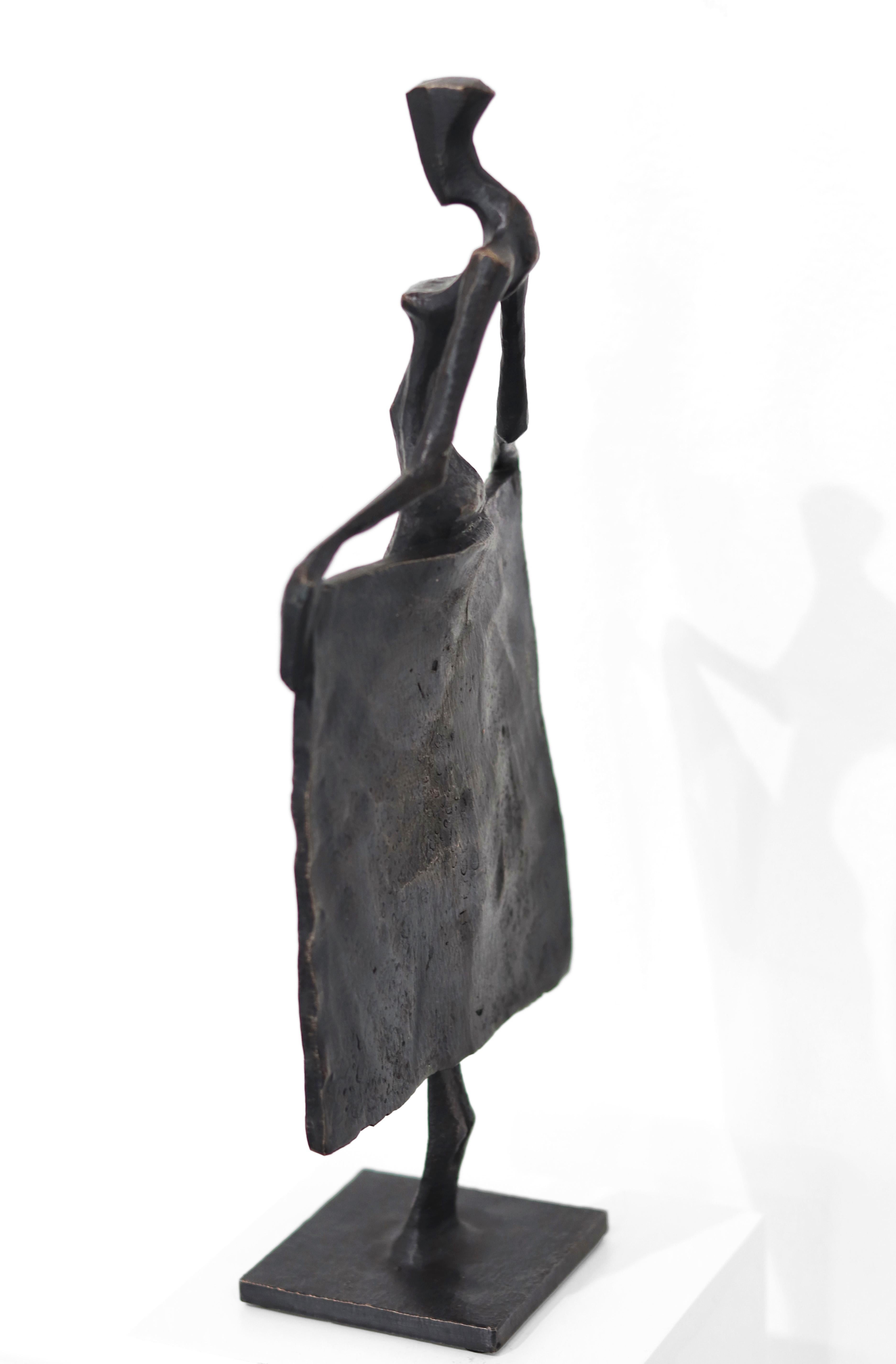 El escultor alemán Nando Kallweit produce esculturas figurativas de bronce y relieves con aguja y un grácil atractivo moderno. Kallweit se inspira en culturas aparentemente dispares: la fuerza de las antiguas esculturas egipcias, las formas