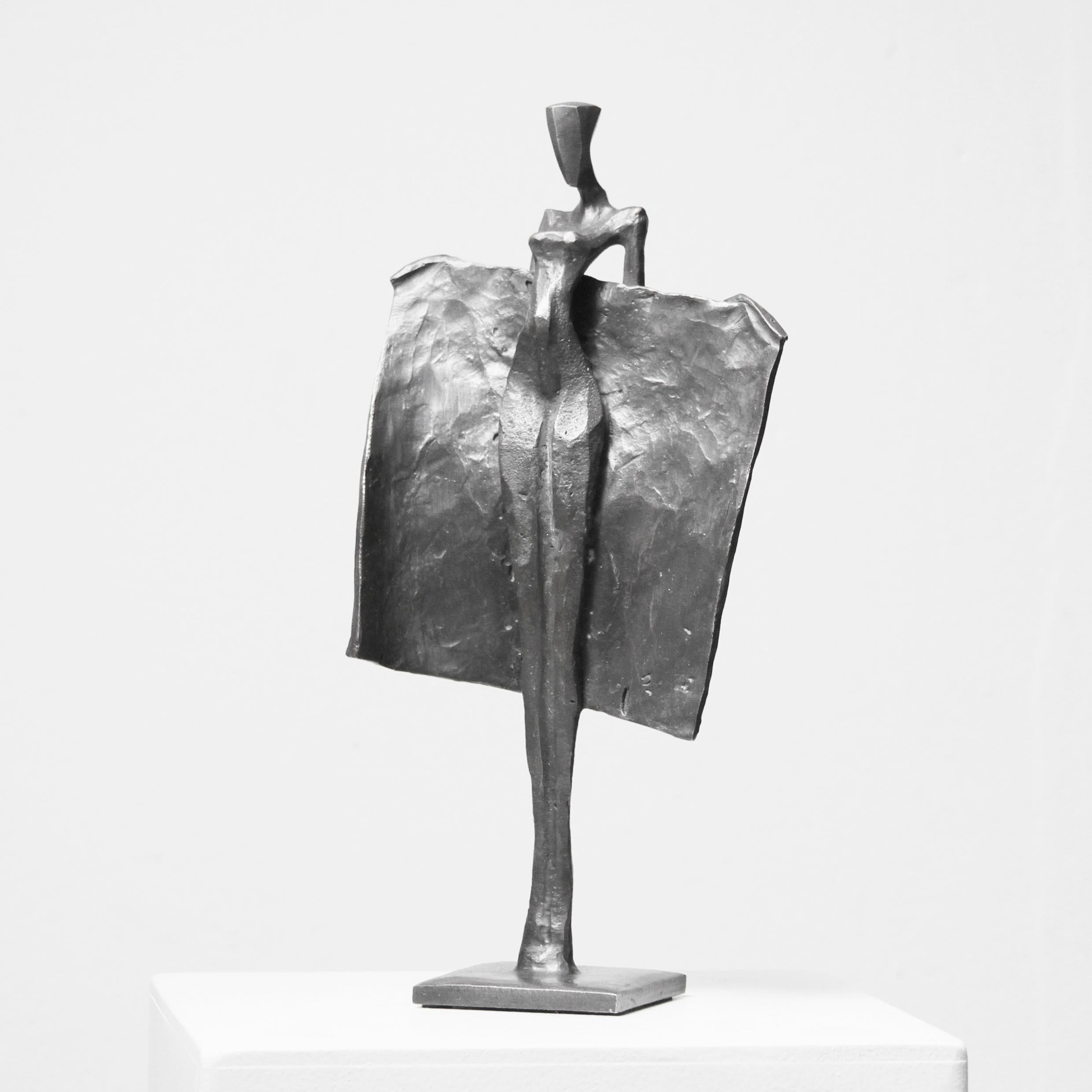 Nele di Nando Kallweit.  Un'elegante scultura figurativa in bronzo di una donna nuda