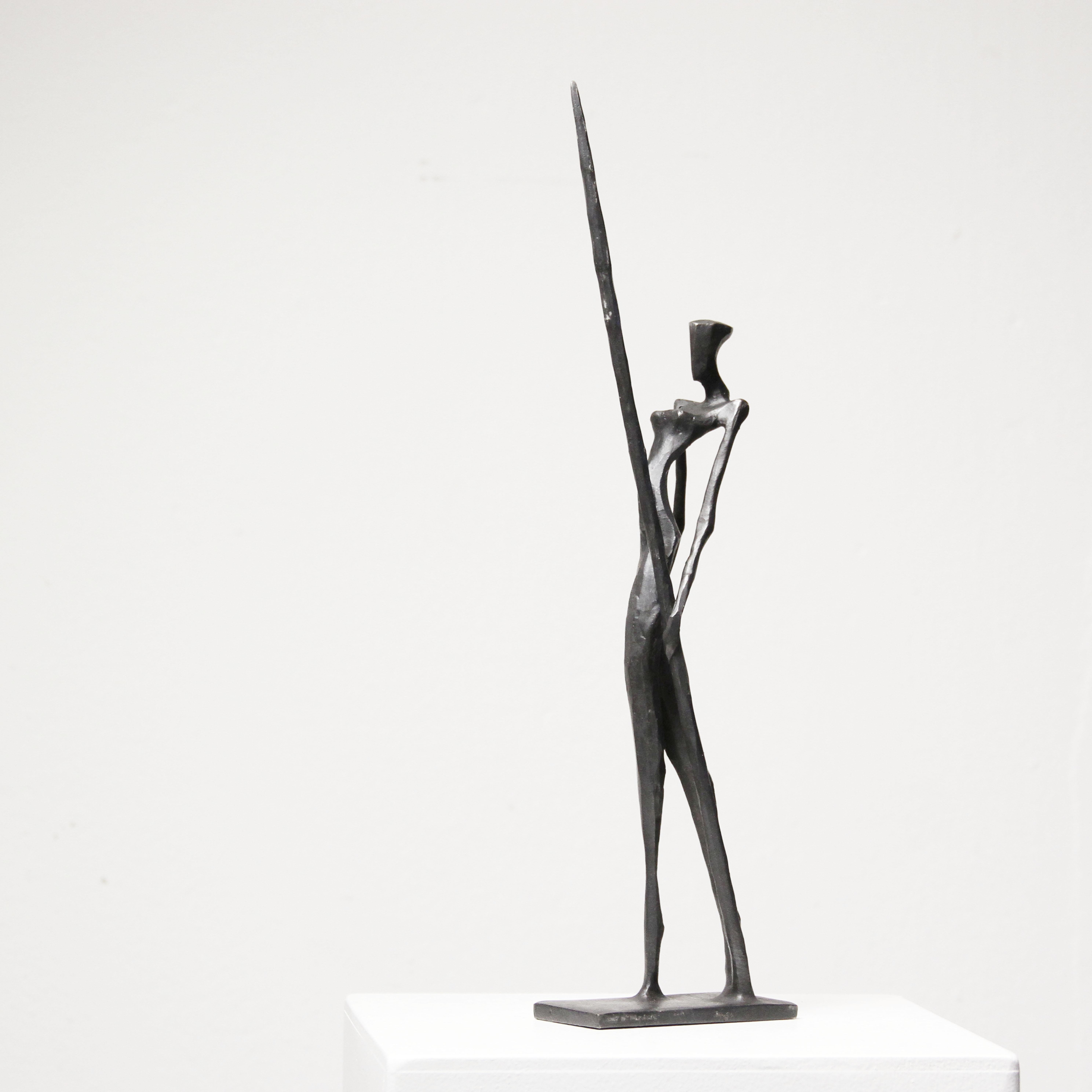 Artemis II ist eine elegante, figurative Bronzeskulptur der weiblichen Form von Nando Kallweit.  Eine Frau trägt einen Speer in der Pose einer stolzen Kriegerin.

Artemis II wird in einer Auflage von 25 Stück hergestellt.  Nando hämmert sein Zeichen