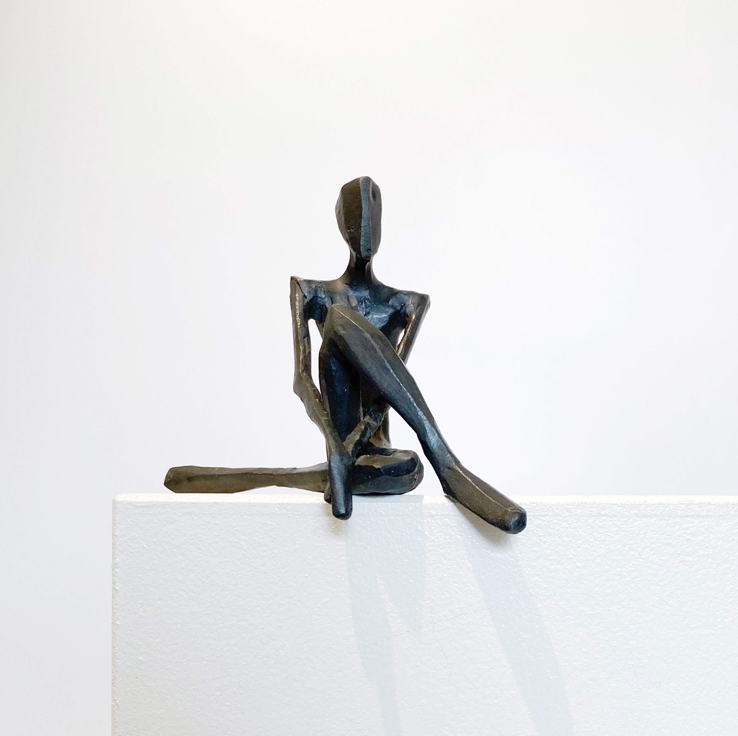 Olav is an elegant figurative bronze sculpture by Nando Kallweit.

Modelled on modern youthful postures but with a nod to the importance of heritage through the stylised Egyptian-influenced head. A lovely piece on its own or with a group of