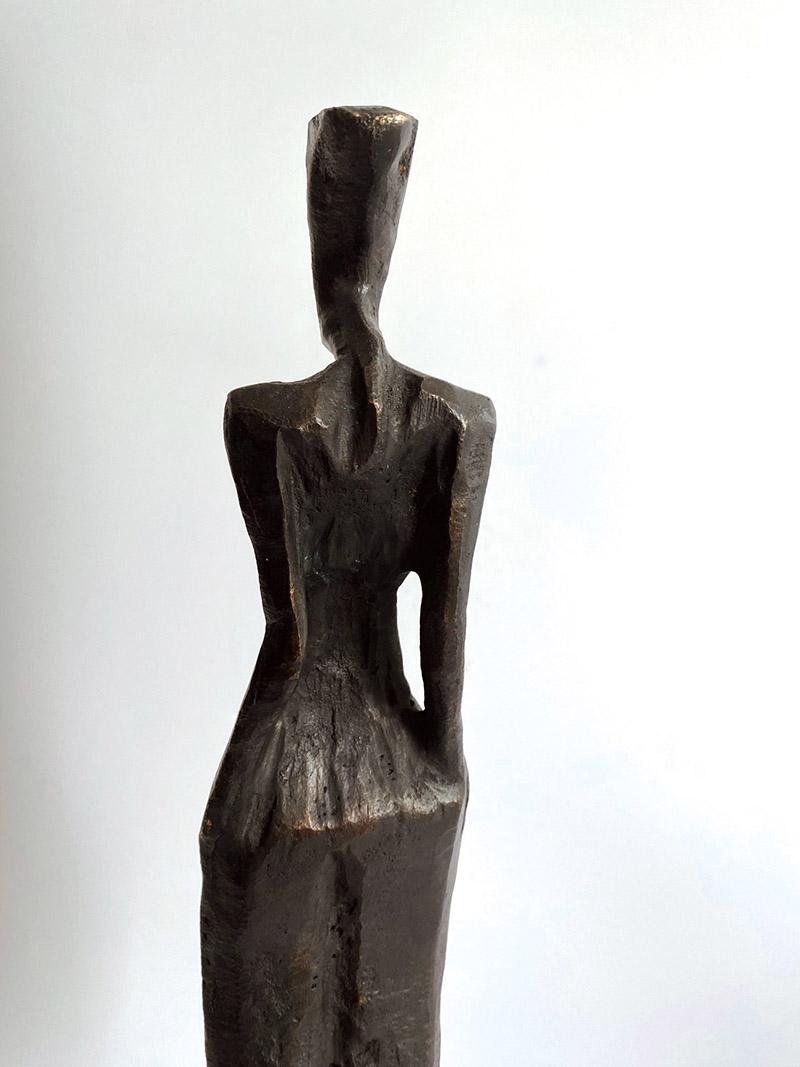 Paige de Nando Kallweit. Elegante escultura figurativa de bronce de forma femenina. en venta 1