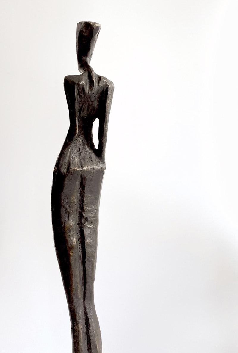 Paige de Nando Kallweit. Elegante escultura figurativa de bronce de forma femenina. en venta 2