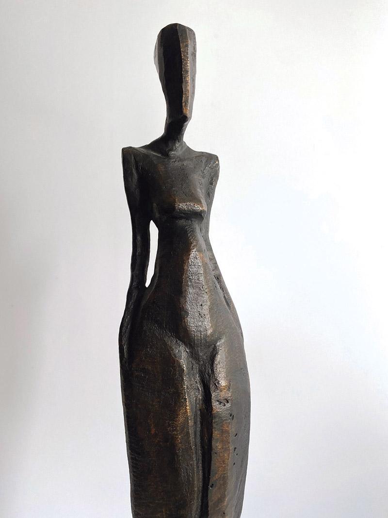 Paige de Nando Kallweit. Elegante escultura figurativa de bronce de forma femenina. en venta 4