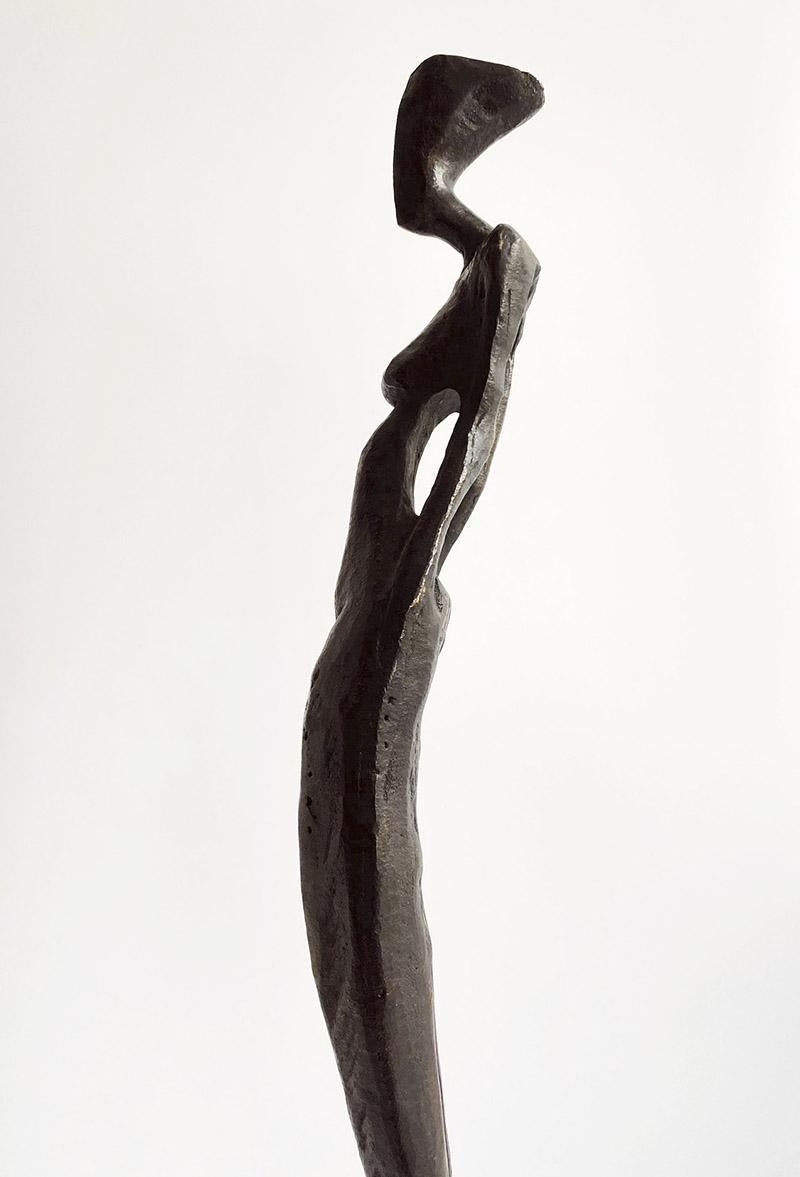 Paige de Nando Kallweit. Elegante escultura figurativa de bronce de forma femenina. en venta 5