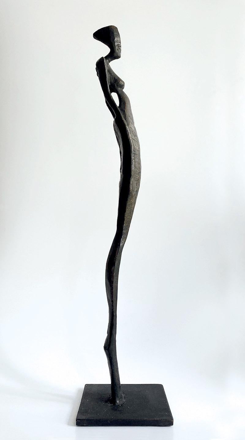 Paige de Nando Kallweit. Elegante escultura figurativa de bronce de forma femenina. en venta 7