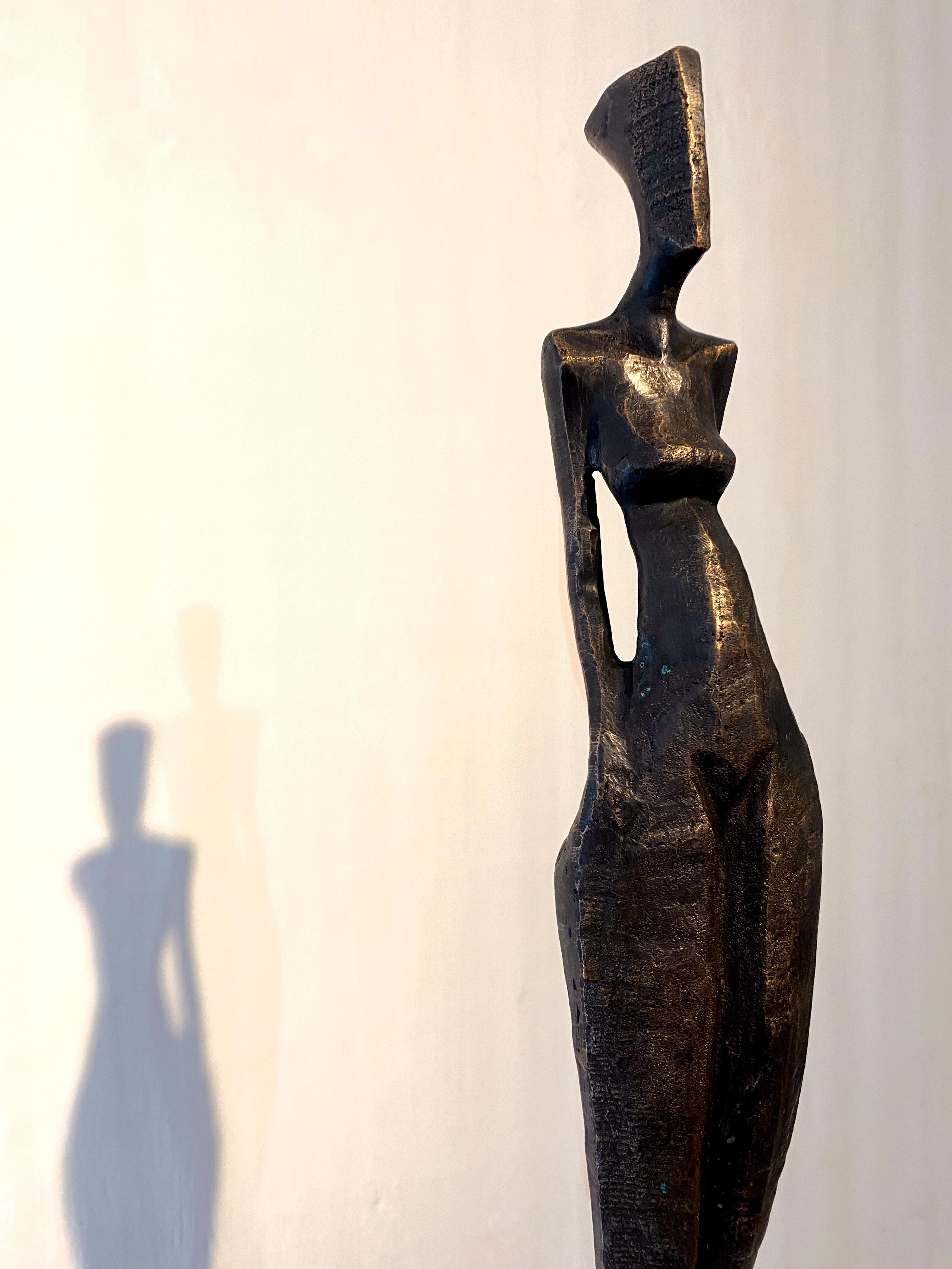 Patricia III de Nando Kallweit. Escultura de bronce alta y elegante de figura humana. en venta 4