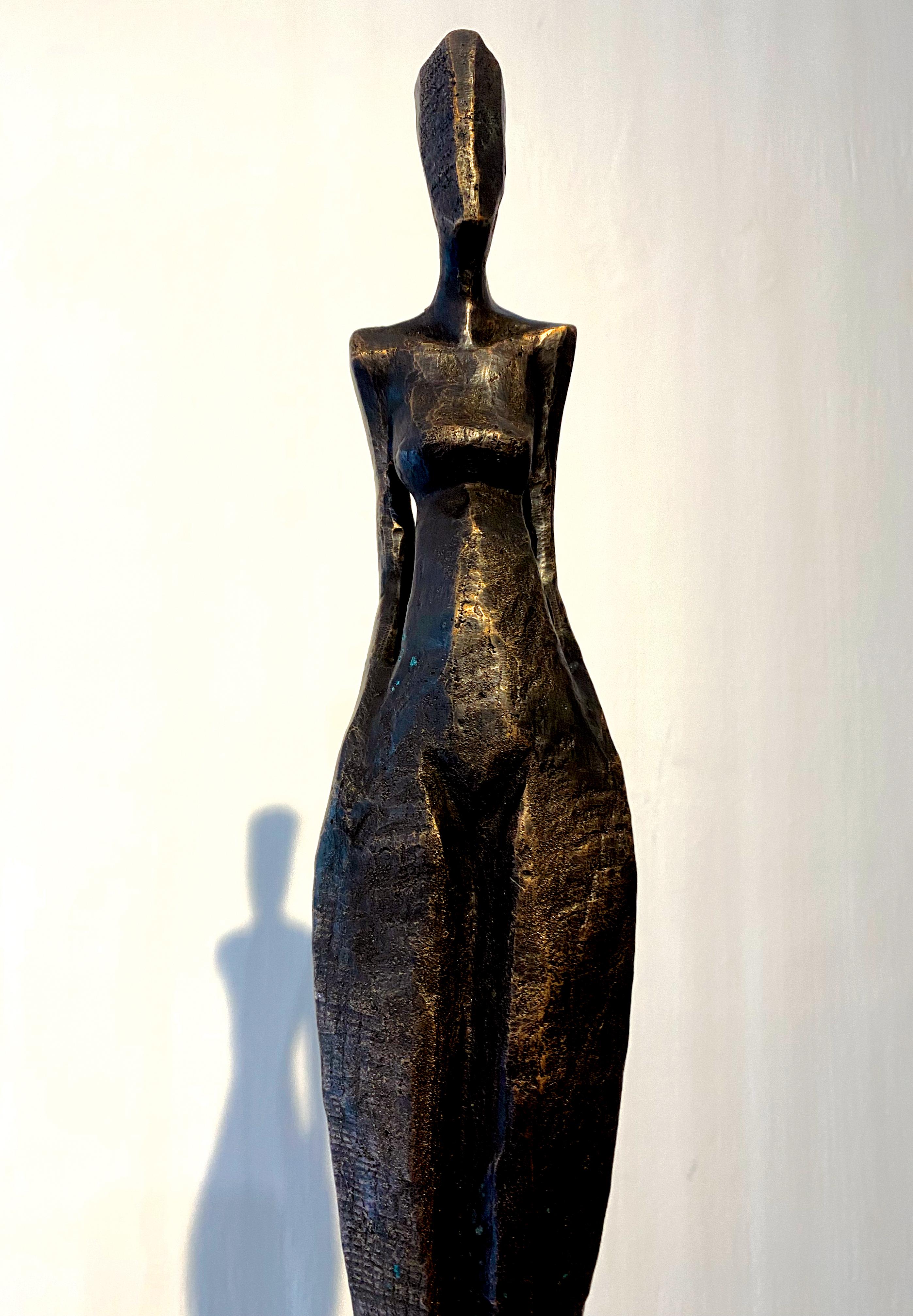 Patricia III de Nando Kallweit. Escultura de bronce alta y elegante de figura humana. en venta 5