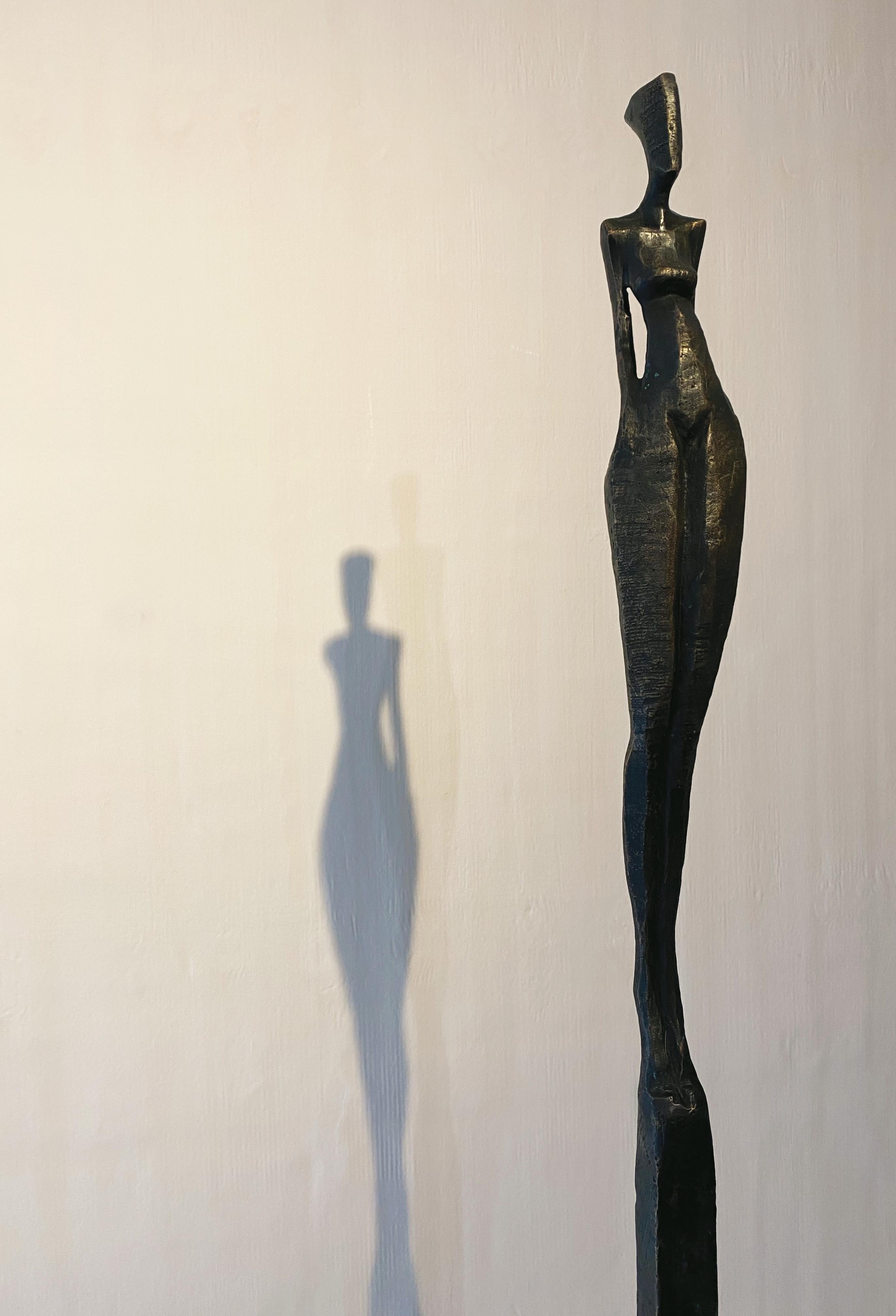 Patricia III de Nando Kallweit. Escultura de bronce alta y elegante de figura humana. en venta 6