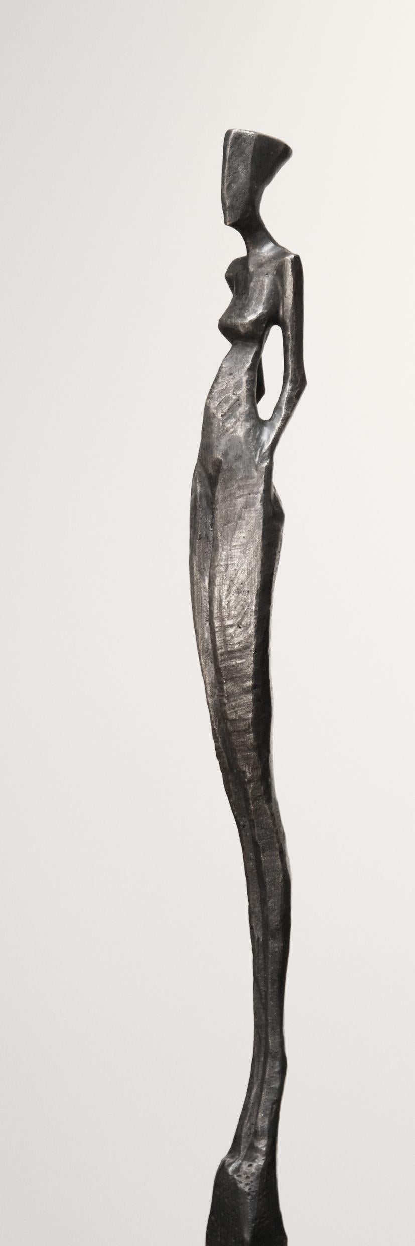 Patricia III es una escultura de bronce alta y elegante de una figura humana.  

Nando Kallweit es un escultor alemán que trabaja en bronce y roble.  Kallweit talla la pieza original a partir de un trozo de roble utilizando una motosierra.  A