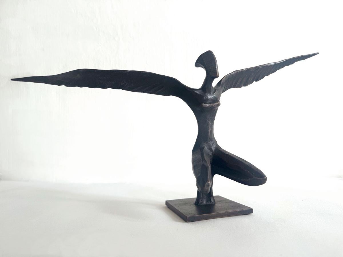 „Phoenix XIII“ von Nando Kallweit. Elegante figurative Skulptur eines geflügelten Mannes.