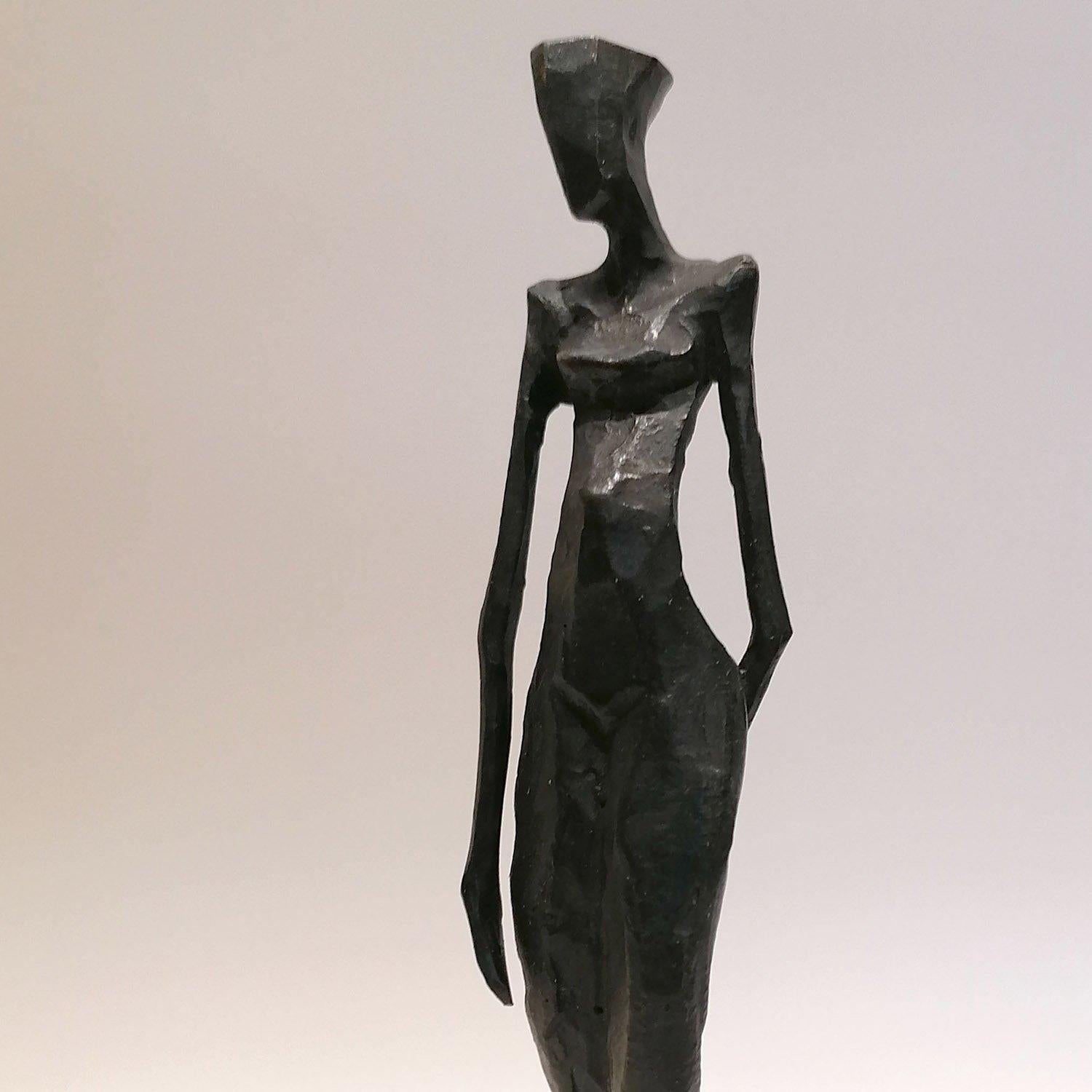 Reni  von Nando Kallweit.  Eine elegante figurative Bronzeskulptur der weiblichen Form. 

Auflage von 25 Stück
Abmessungen: 21cm hoch