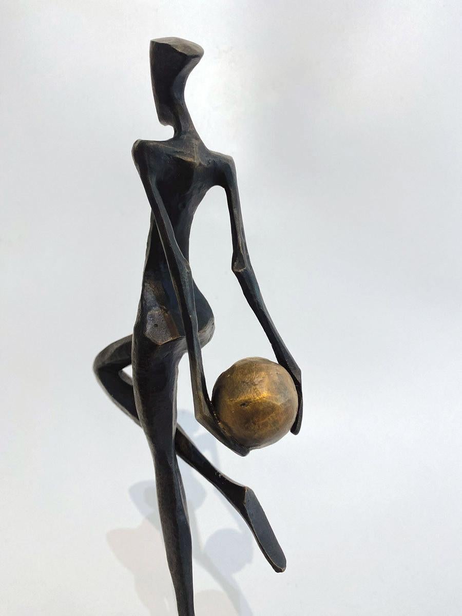 Rea de Nando Kallweit.  Elegante escultura figurativa. en venta 2