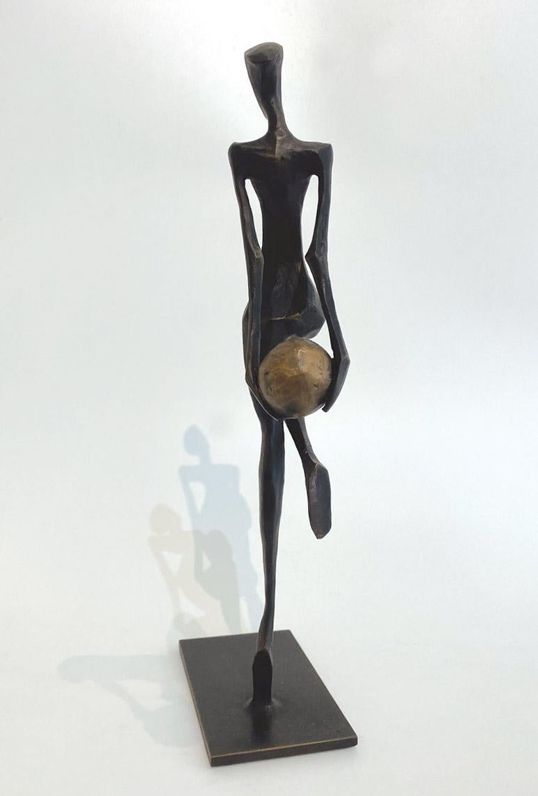 Rea de Nando Kallweit.  Elegante escultura figurativa. en venta 3