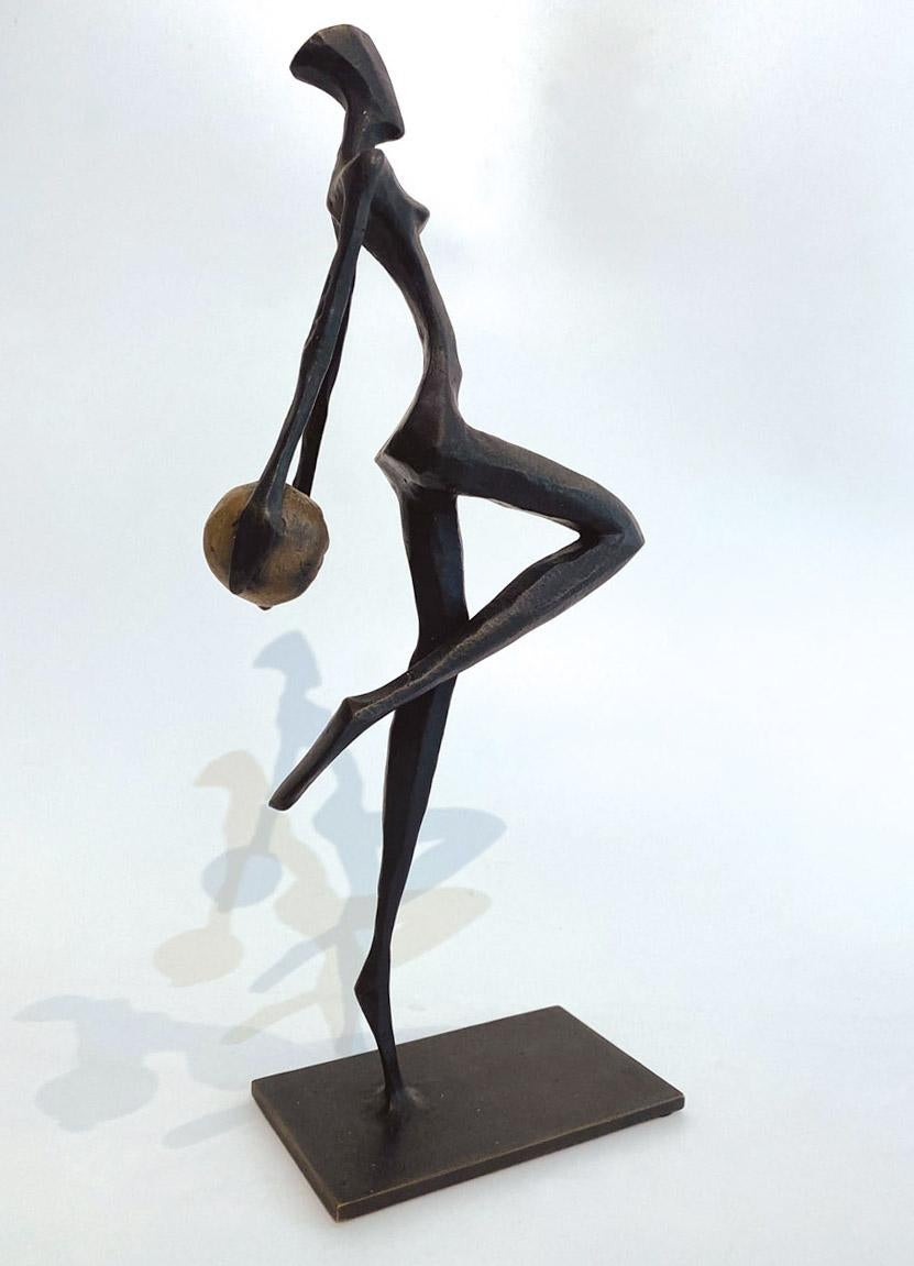 Rea de Nando Kallweit.  Elegante escultura figurativa. en venta 5