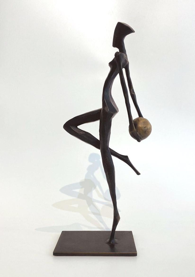 Rea de Nando Kallweit.  Elegante escultura figurativa. en venta 6