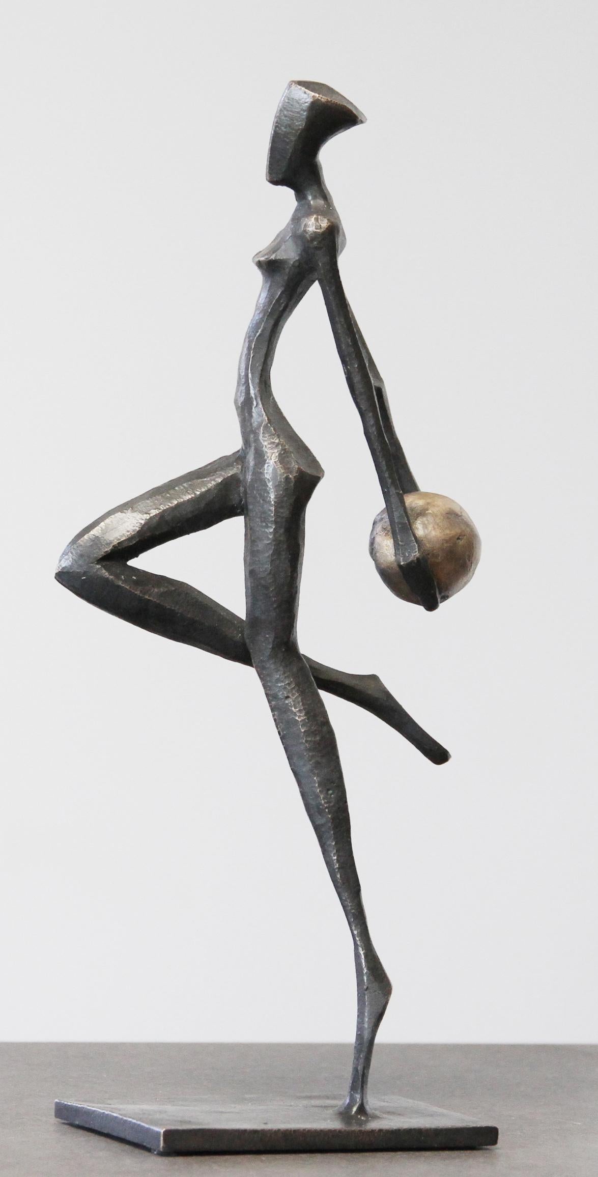 Rhea is an elegant figurative bronze sculpture by Nando Kallweit.

Modelled on modern youthful postures but with a nod to the importance of heritage through the stylised Egyptian-influenced head. A lovely piece on its own or with a group of