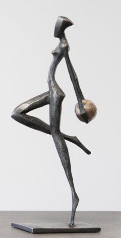 Rhea von Nando Kallweit.  Elegante figurative Skulptur.